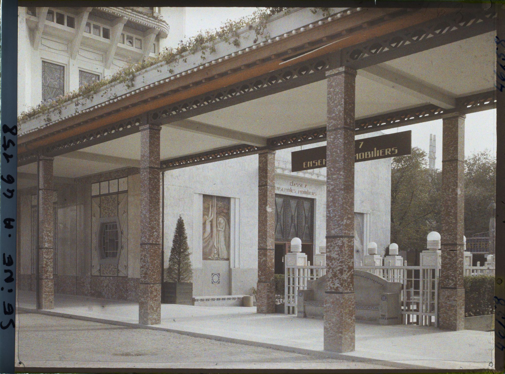 Image représentant L'Exposition des arts décoratifs, Galeries de la section française, Entrée de la Classe 7