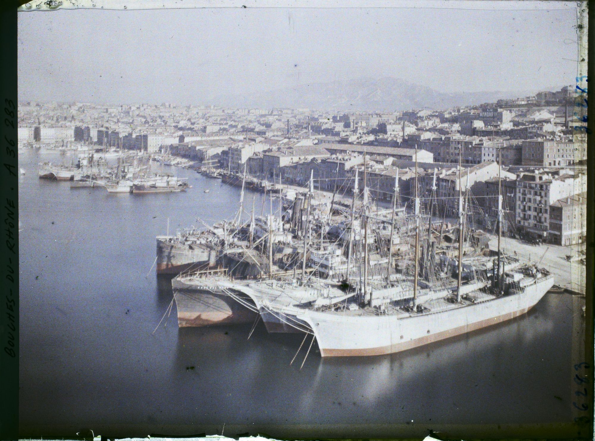 Image représentant Vue panoramique du Vieux Port vers le quai de Rive Neuve