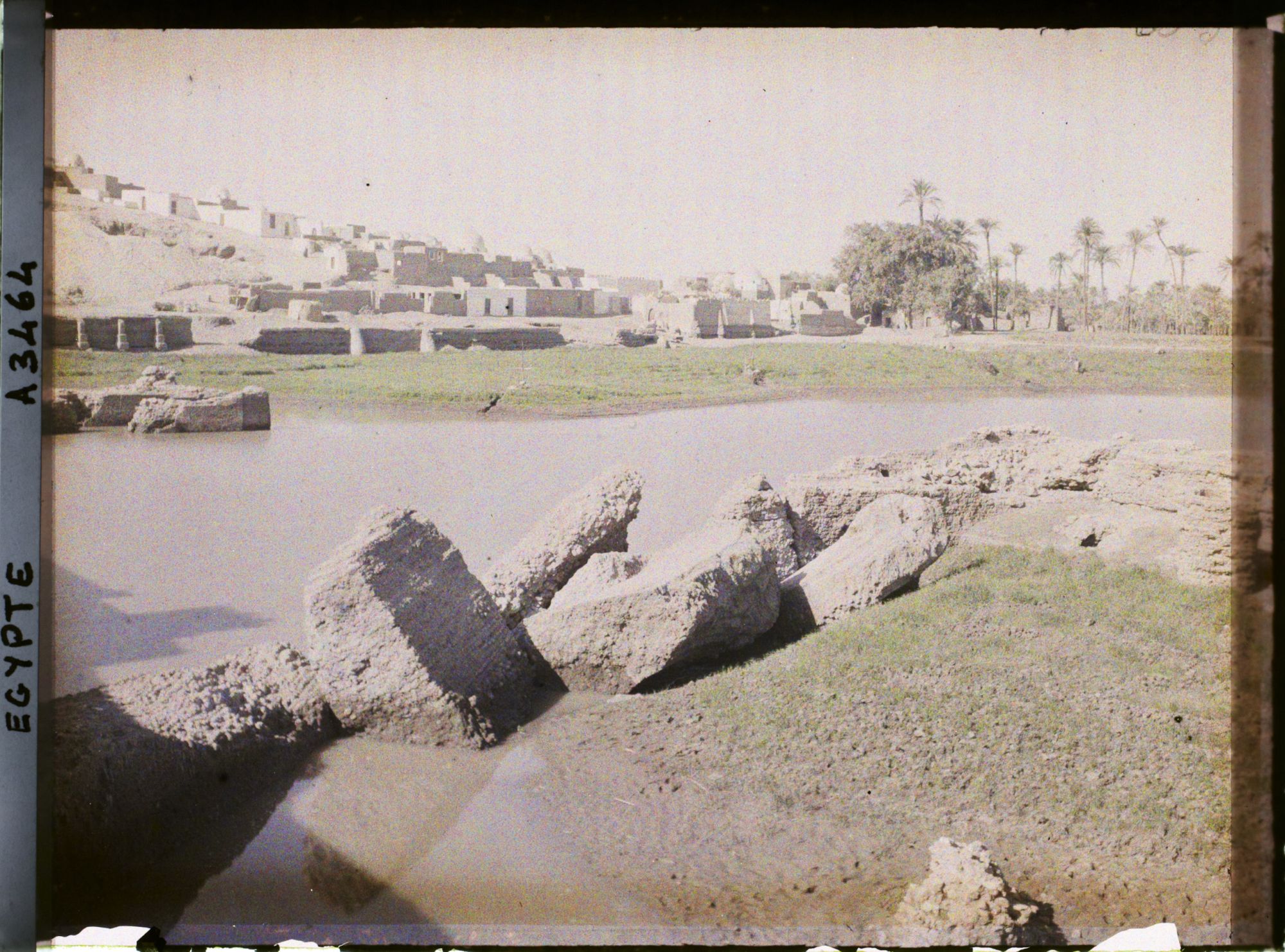Image représentant Vue d'un cimetière aux environs d'Assiout au bord du canal d'irrigation d'Ibrahimiya