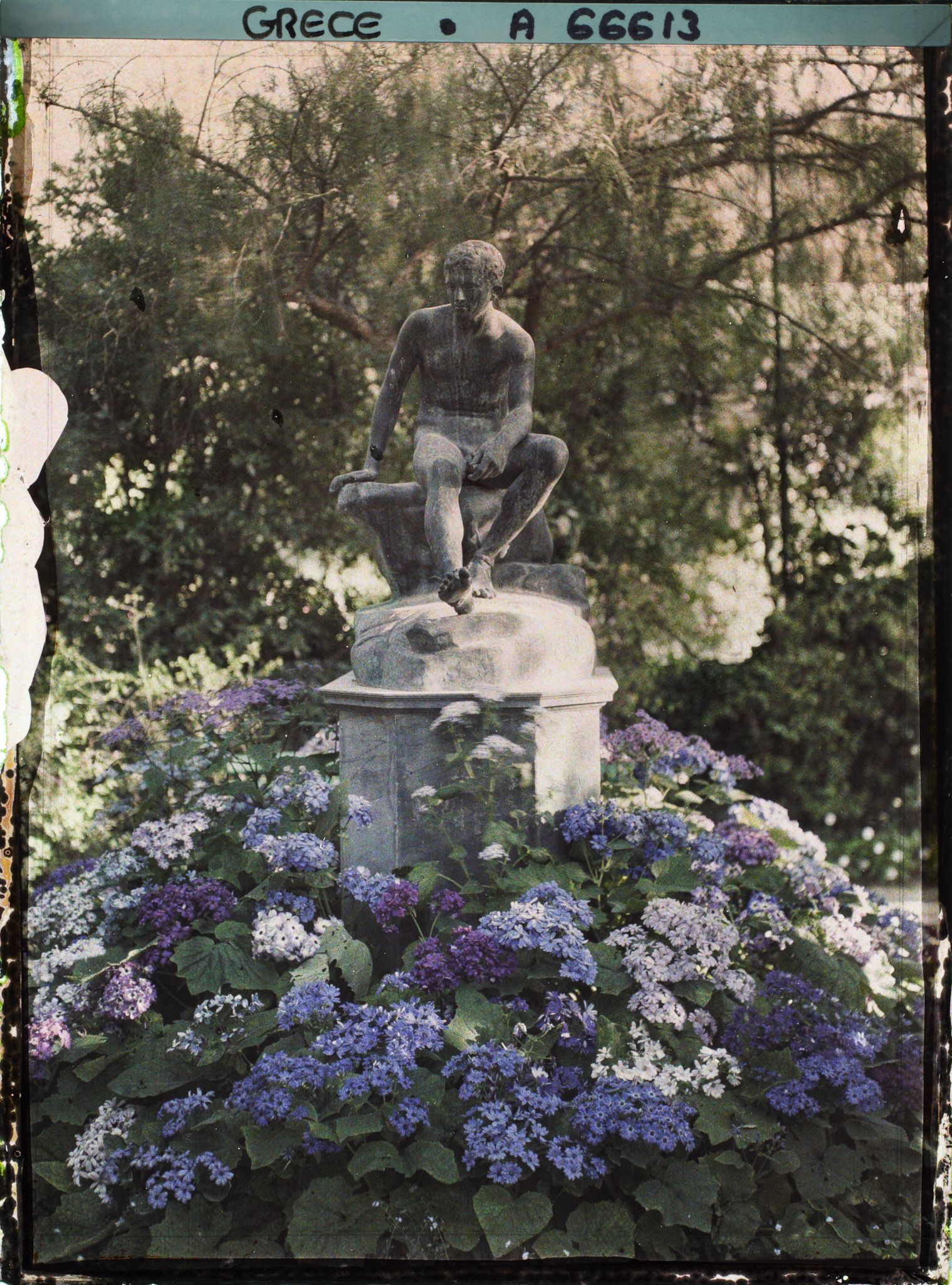 Image représentant L'Achilleion - Dans le Parc, une statue