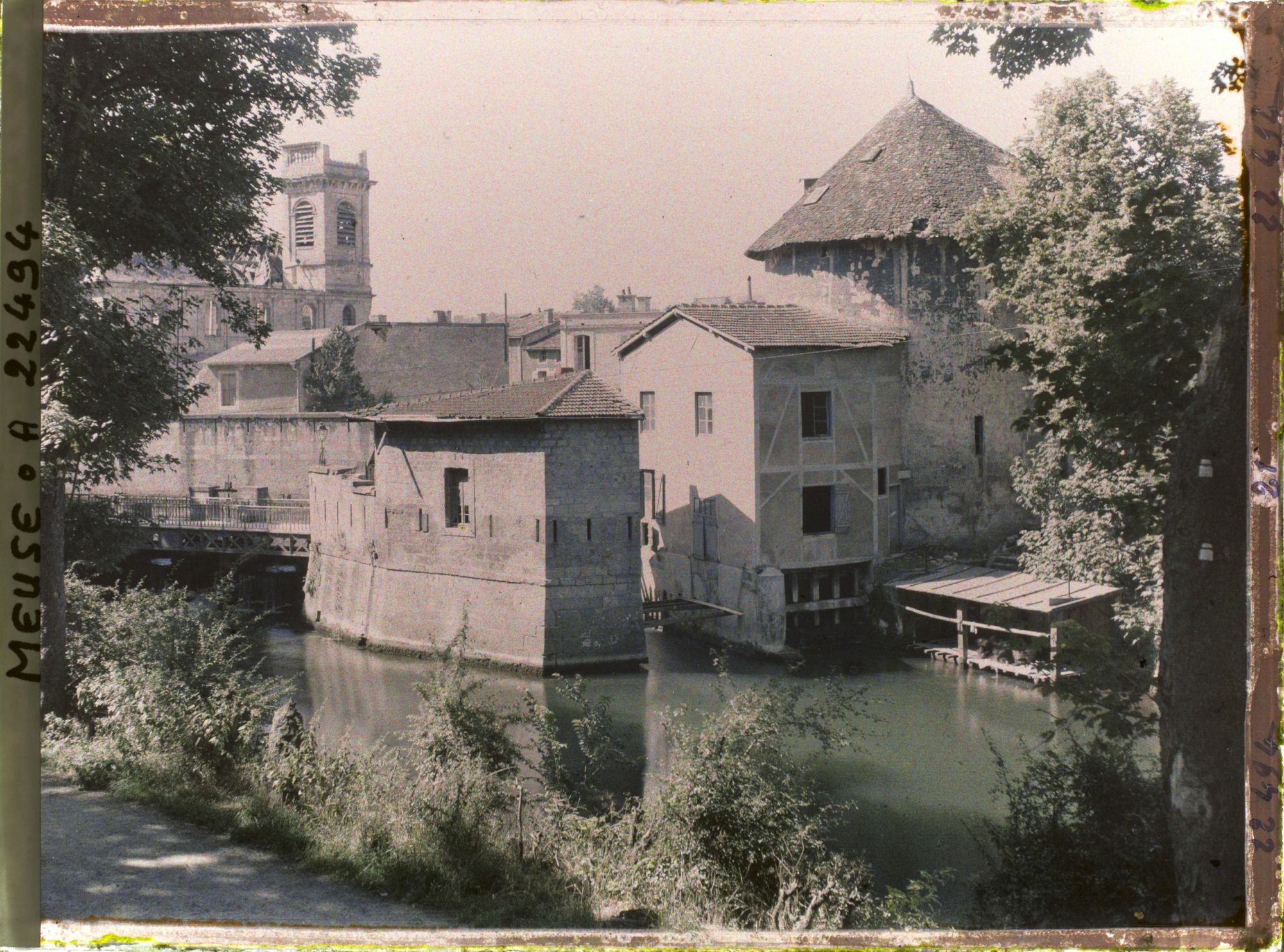 Image représentant Vieux moulin sur le Canal St Airy et l'Eglise St Sauveur
