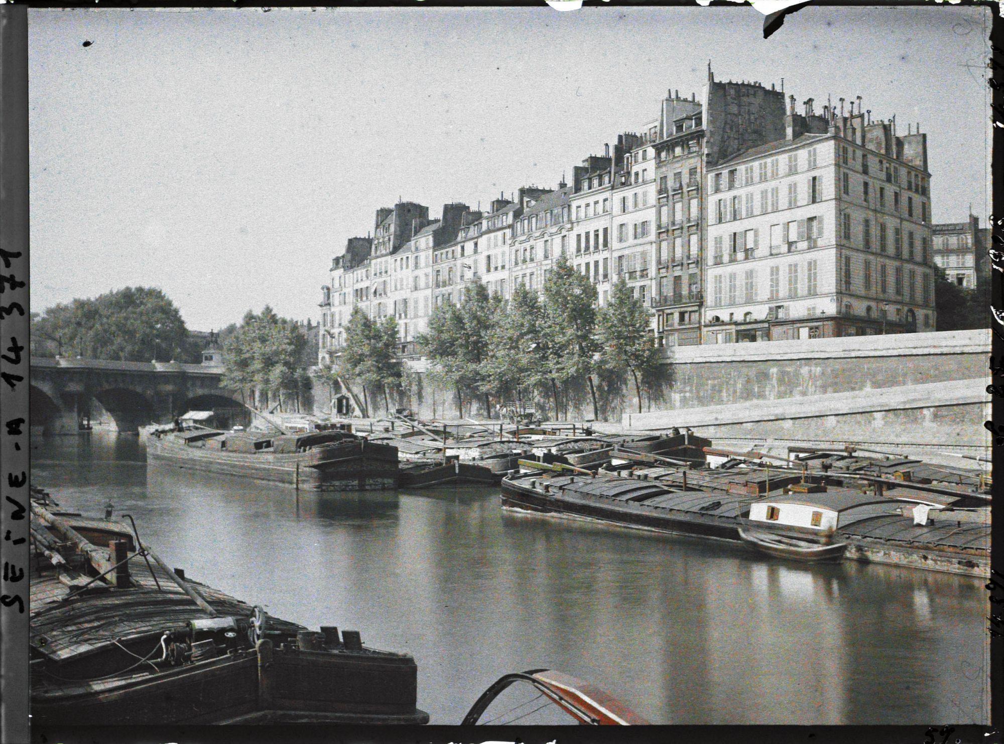 Image représentant Le pont Neuf et le quai des Orfèvres vus du port des Grands-Augustins