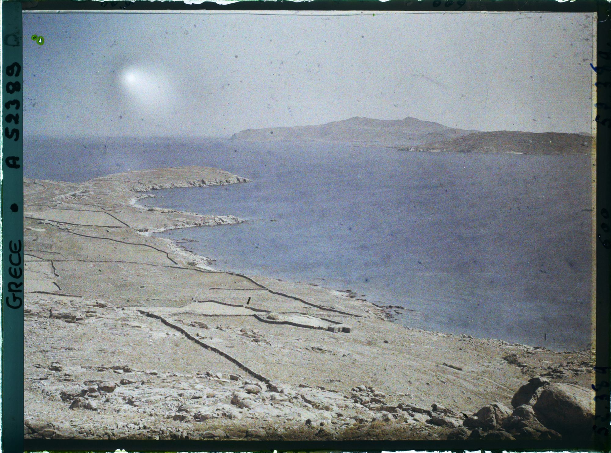Image représentant Partie nord de Delos et à droite, l'Ile de Mykonos, vue prise du Cynthe