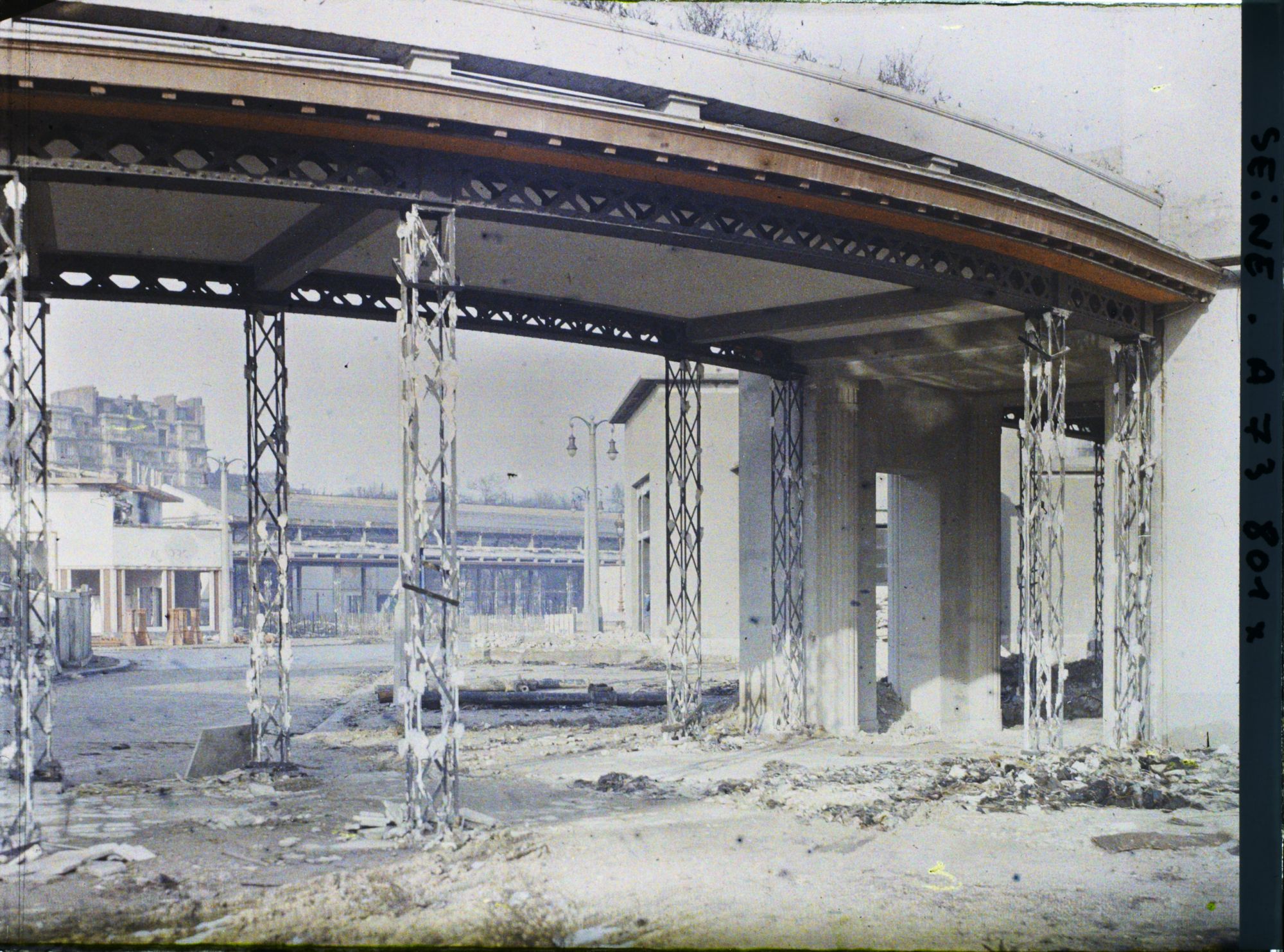 Image représentant L'exposition des arts décoratifs, démolition des pavillons sur l'esplanade des Invalides