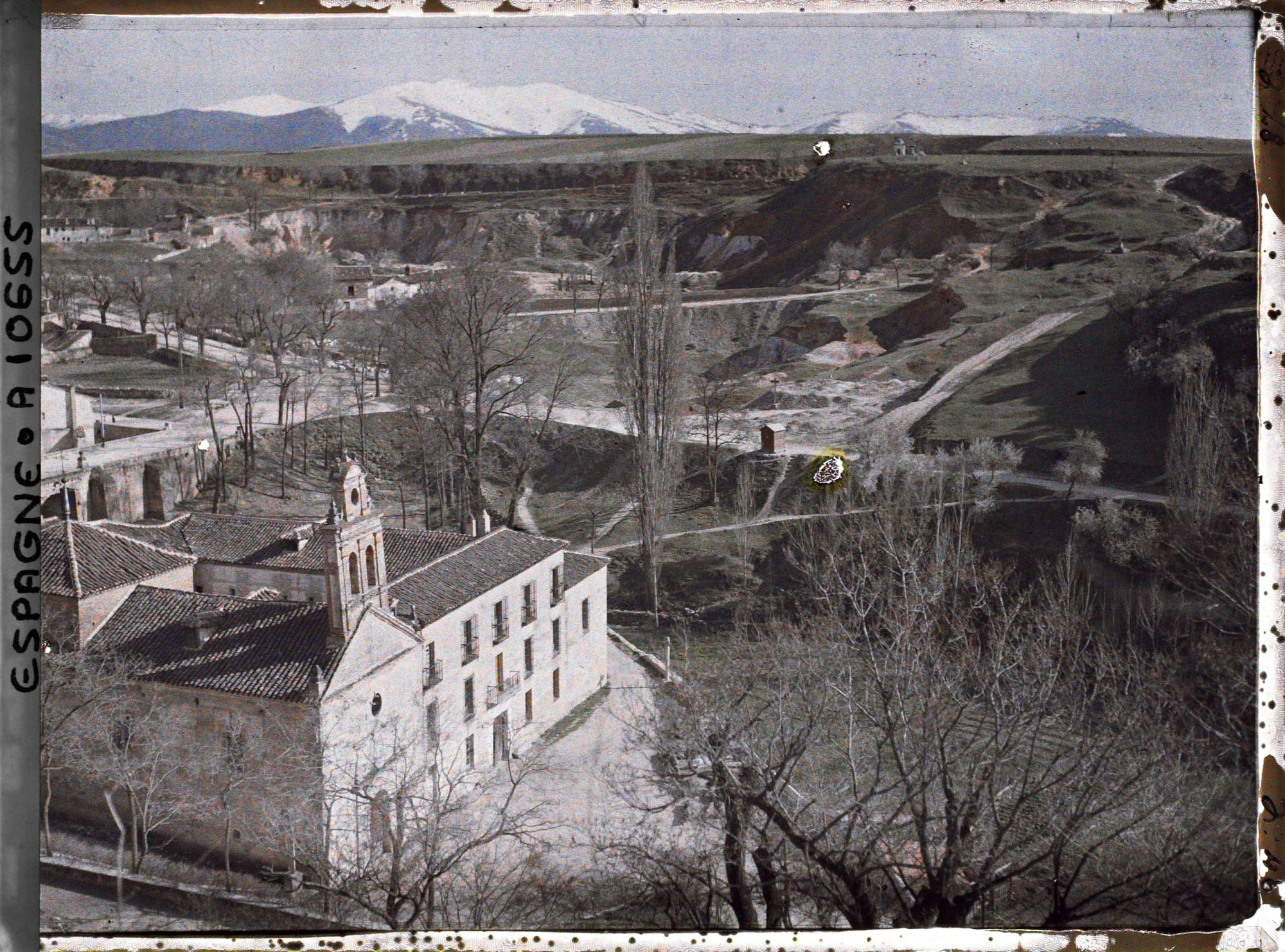 Image représentant Espagne, Ségovie, Paysage pris du Salon de Isabel ; les argiles rouges s/ les calcaires exploités pr le ciment