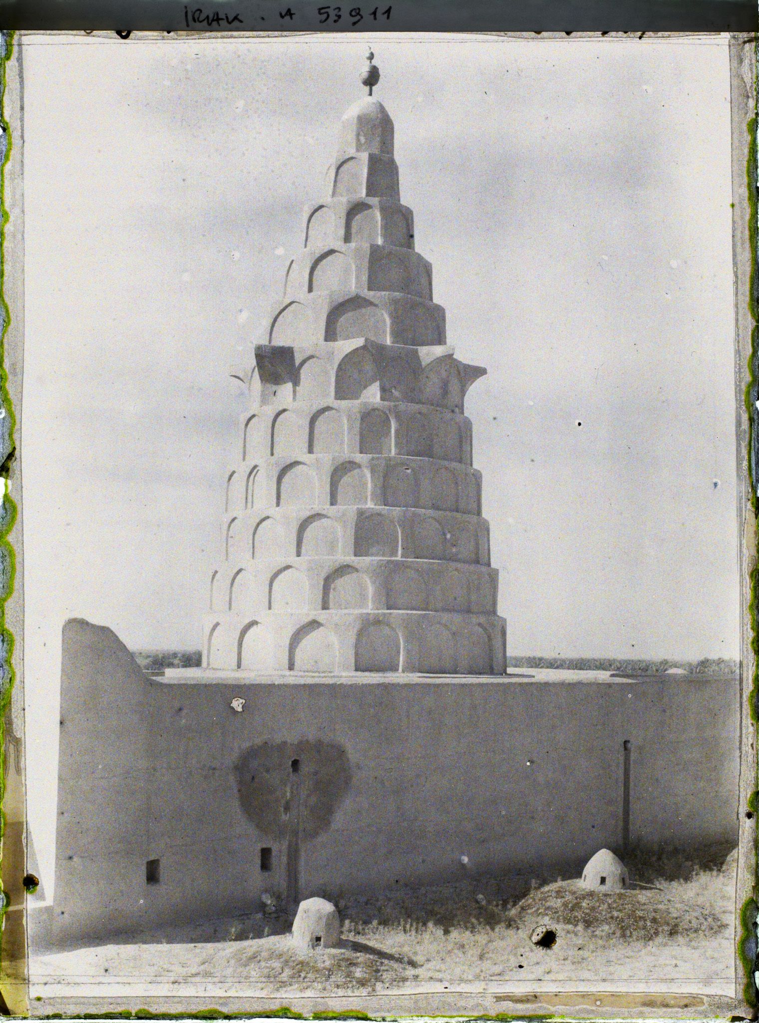 Image représentant Extérieur du tombeau -supposé d'Ezéchiel- (prophète juif du VIe siècle avant J.-C.)