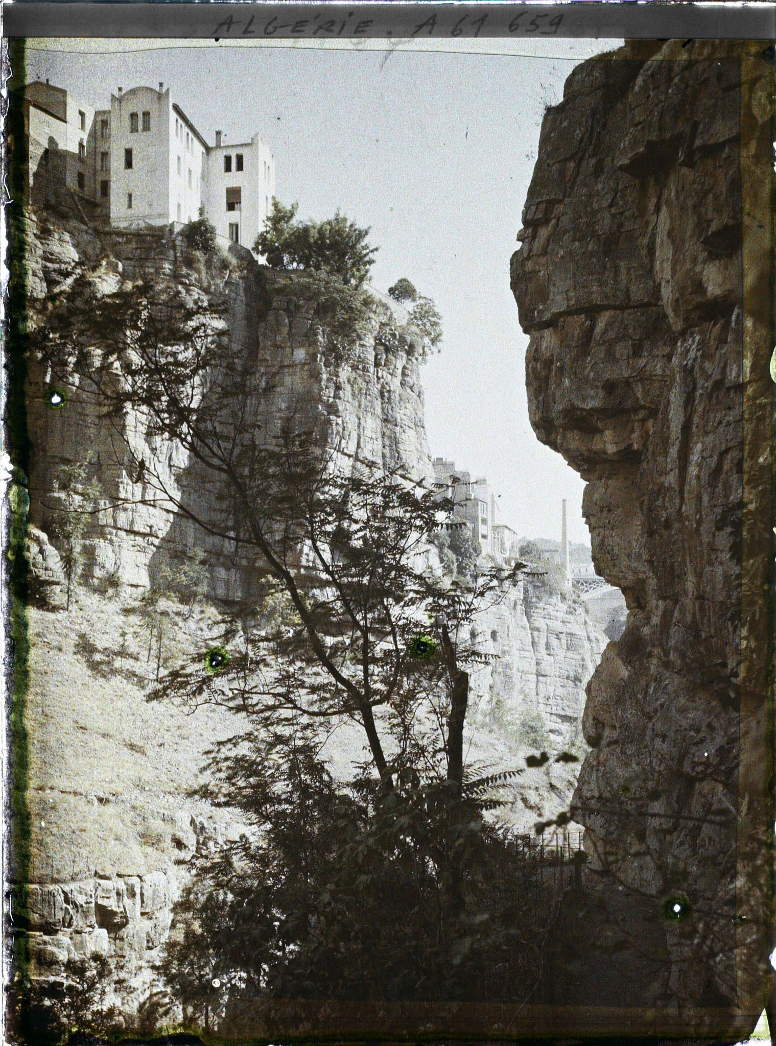 Image représentant Algérie, Constantine, Au fond des gorges, Paysage