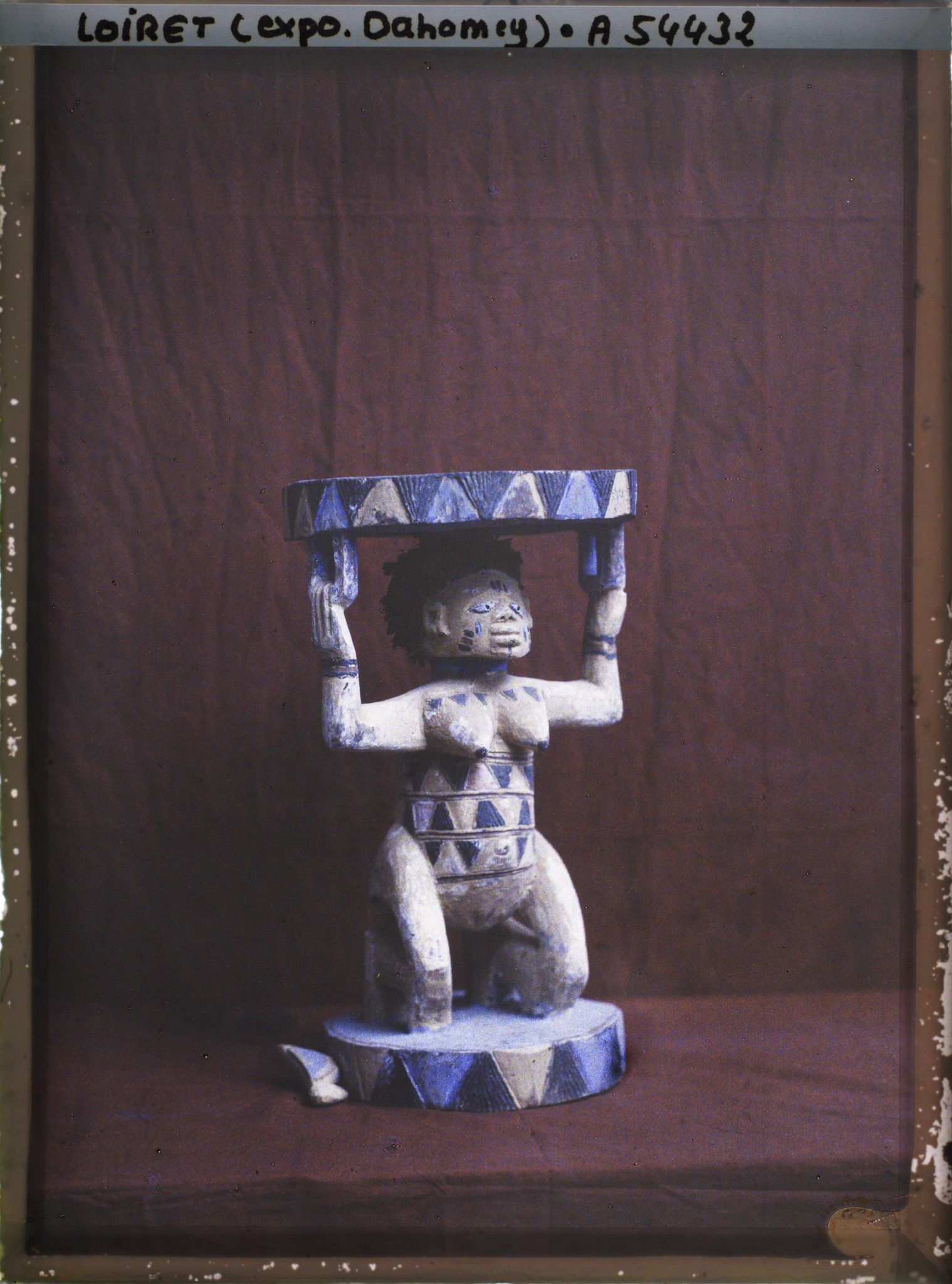 Image représentant Exposition d'art africain, siège en bois cariatide