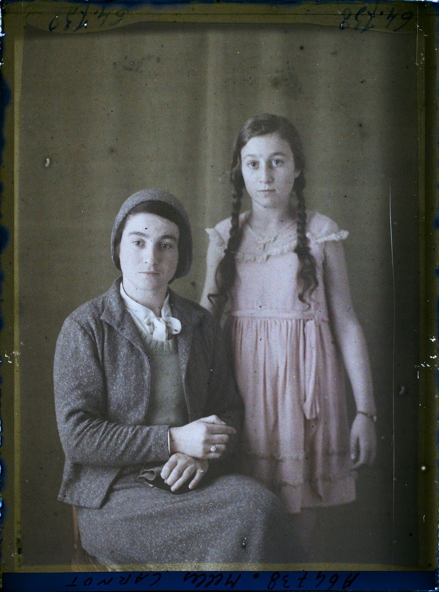 Image représentant https://musee-albert-kahn.s-museum.fr/home/NWQ2OTAwYzNmYjZlZTk1ZWQwODJmMjY4L2dlbmVyaWMtbm90aWNlLXRhYi9hdXRob3JpdHkvNjE3YTc5ZjVjZjhiODk2OGIzMzM3ZDIx/5d6900c3fb6ee95ed082f268/generic-notice-tab/authority/617a79ebcf8b8968b3336a36 Mademoiselle Carnot et  https://musee-albert-kahn.s-museum.fr/home/NWQ2OTAwYzNmYjZlZTk1ZWQwODJmMjY4L2dlbmVyaWMtbm90aWNlLXRhYi9hdXRob3JpdHkvNjE3YTc5ZjVjZjhiODk2OGIzMzM3ZDIx/5d6900c3fb6ee95ed082f268/generic-notice-tab/authority/617a79ebcf8b8968b3336a37 sa soeur