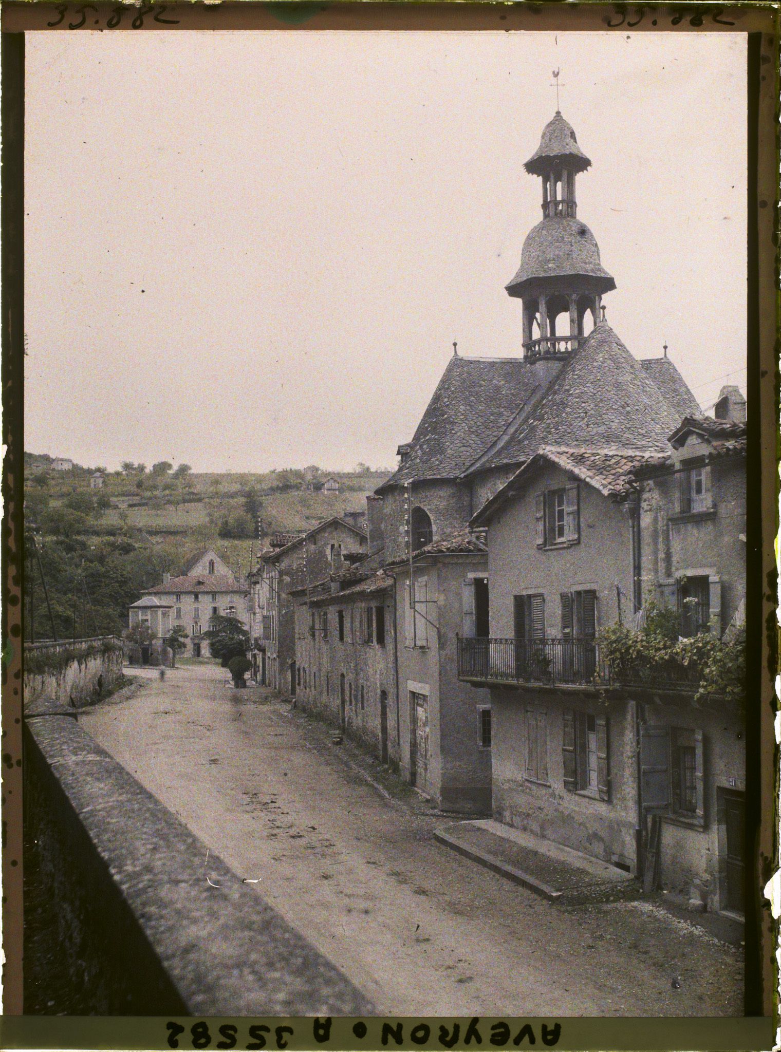 Image représentant La chapelle des Pénitents noirs, vue du champ de foire (actuel Boulevard Haute Guyenne)