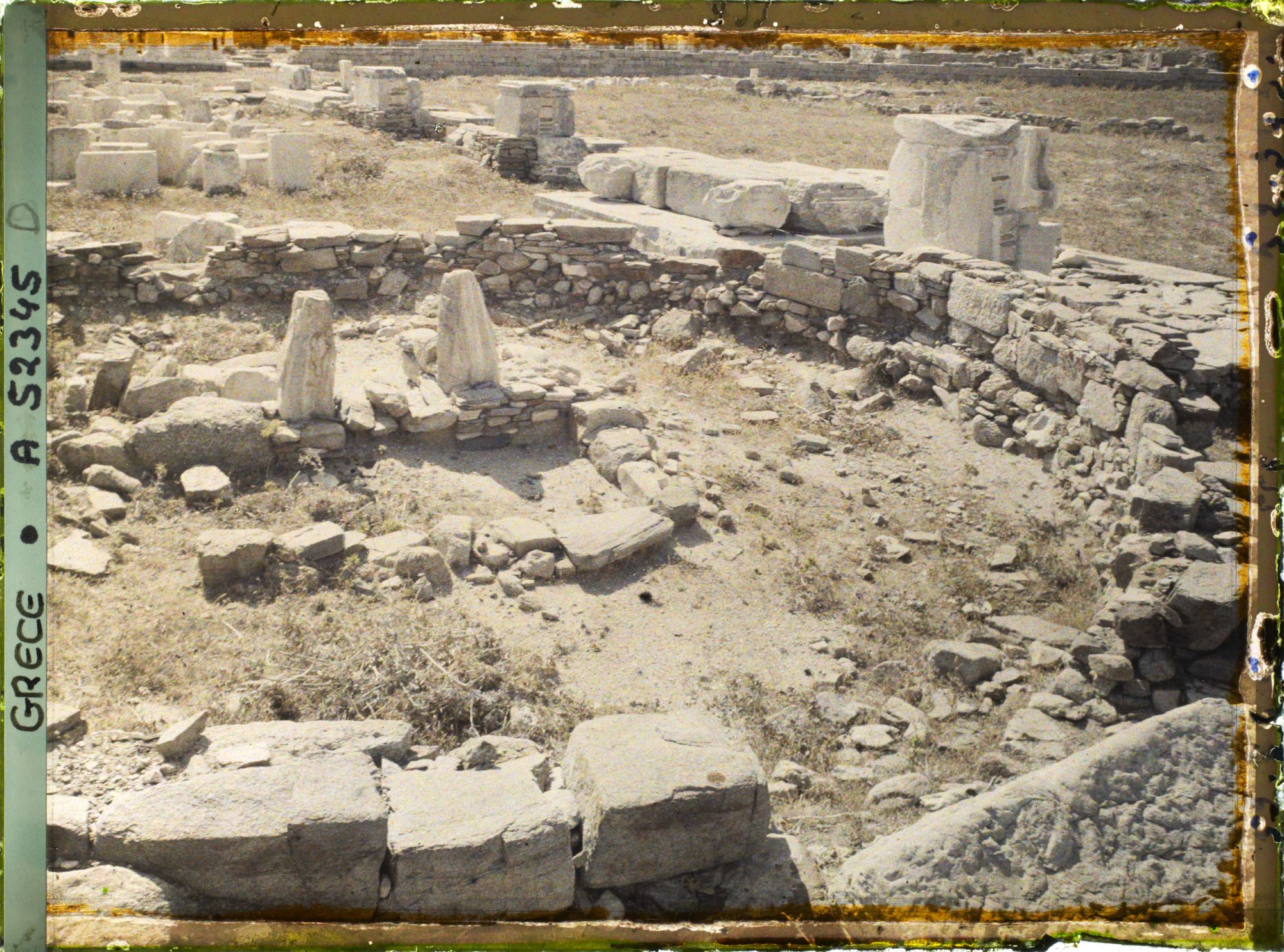 Image représentant Ossuaire Mycénien - Tombeaux des Vierges hyperboréennes, Compagnes d'Artémis