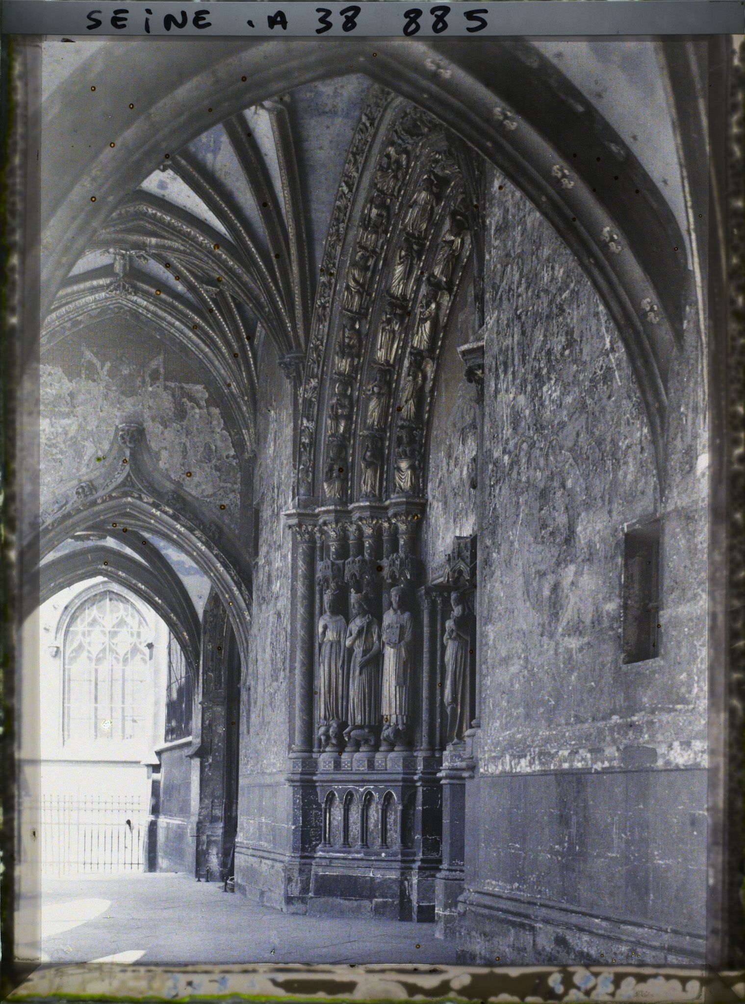 Image représentant Décor du porche d'entrée de l'église Saint-Germain-l'Auxerrois
