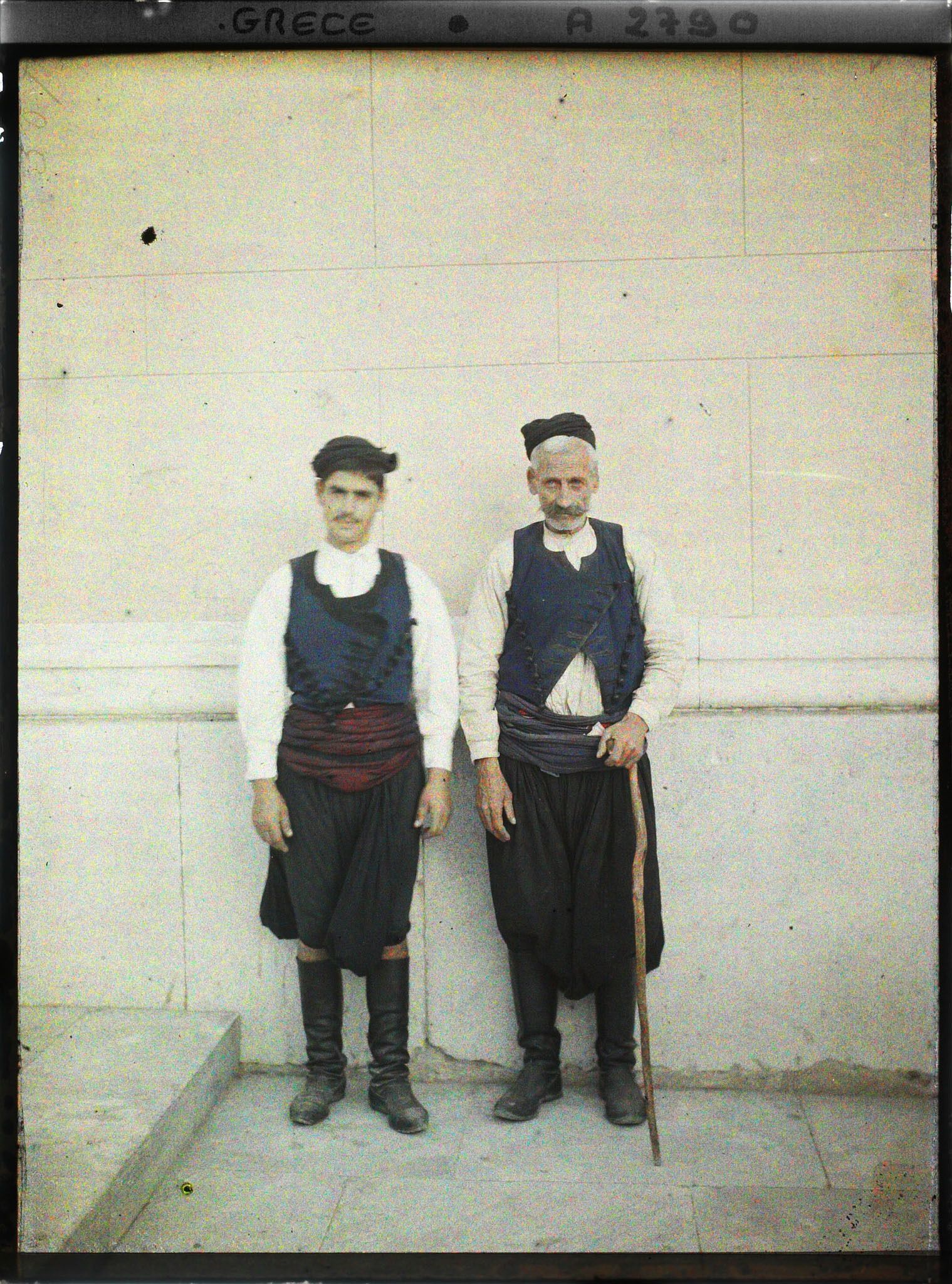 Image représentant Deux paysans (le père et le fils) des montagnes de la Crête