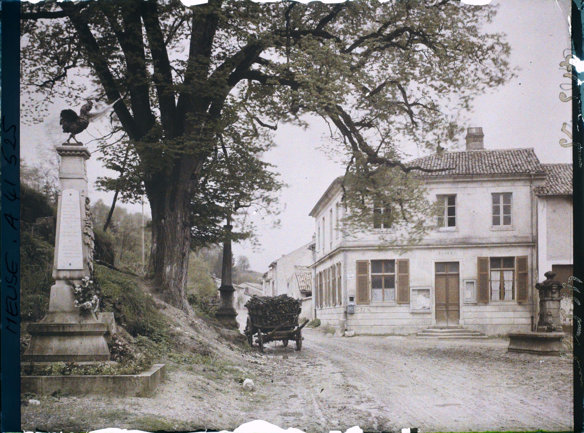 Image représentant France, Les Kœurs la Grande, Monumt aux Morts et l'Ecole