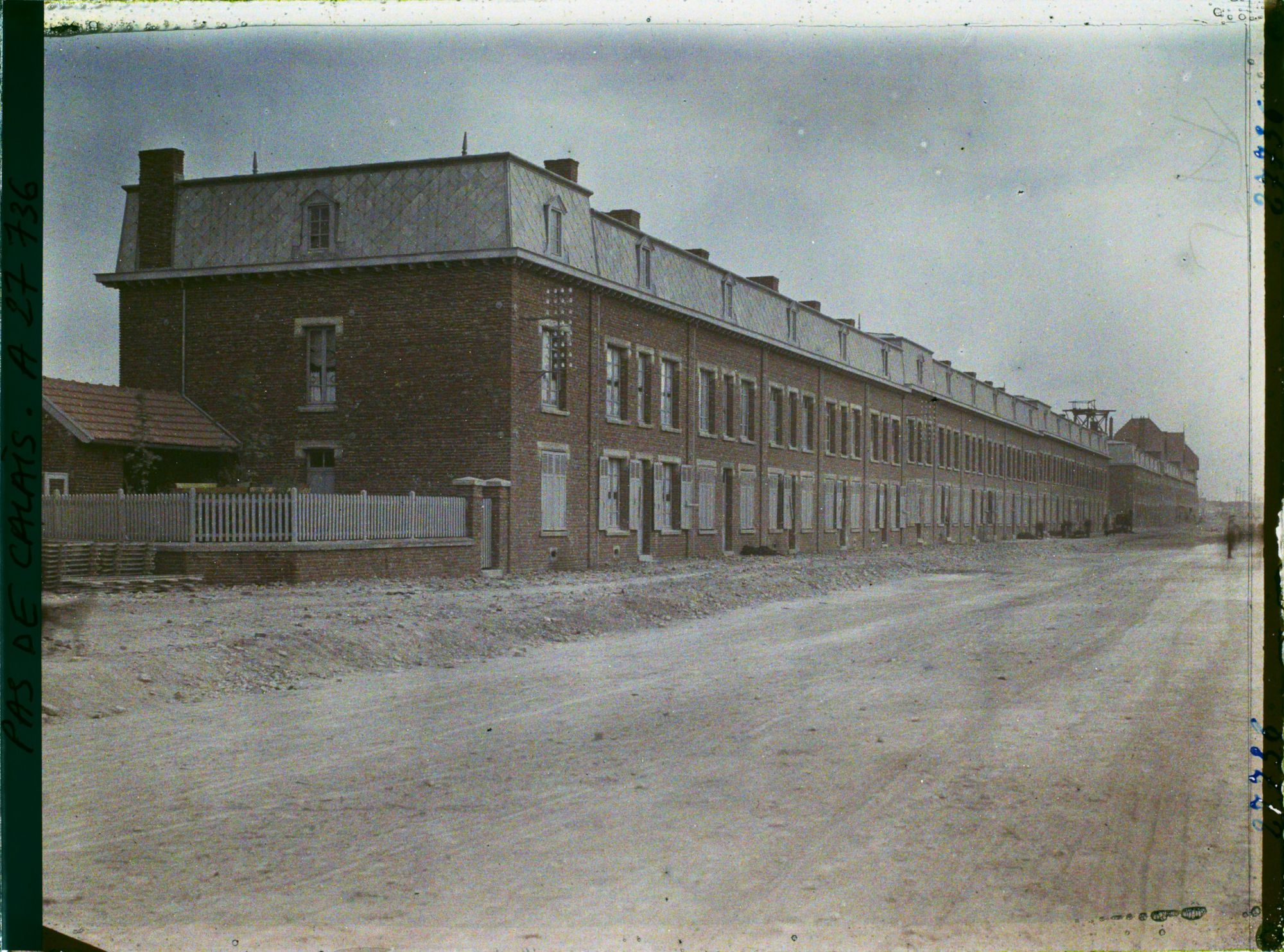 Image représentant France, Lens, Route de Lille ; les nouveaux Corons