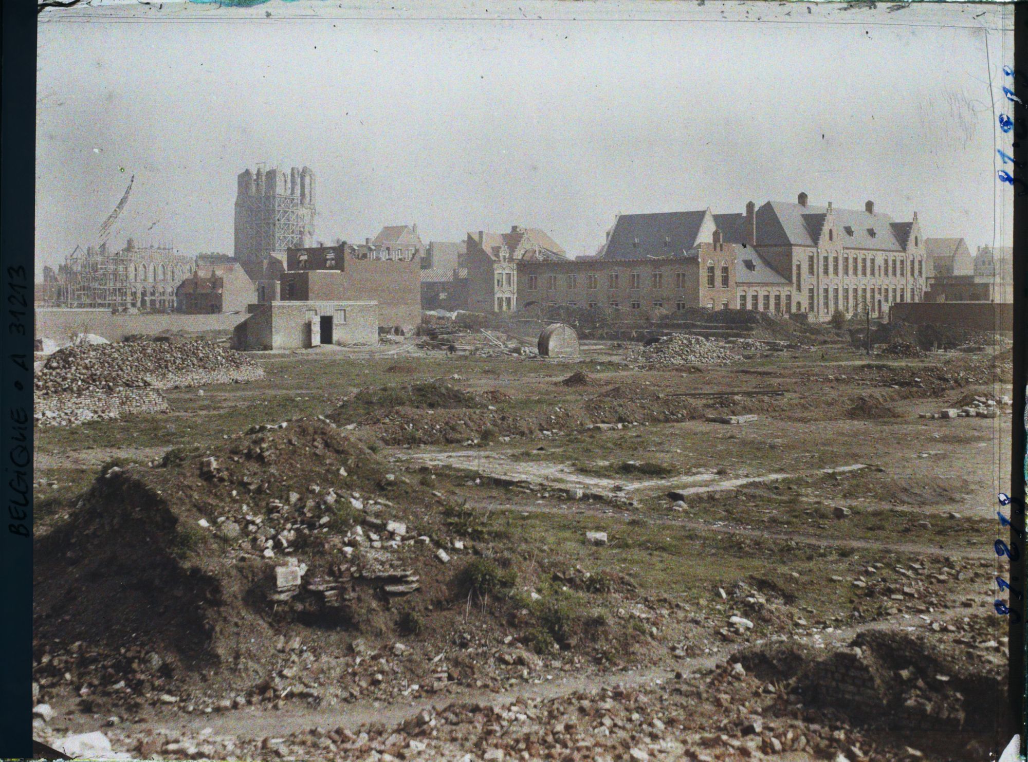 Image représentant Belgique, Ypres, Aspect de la Ville vers les Halles