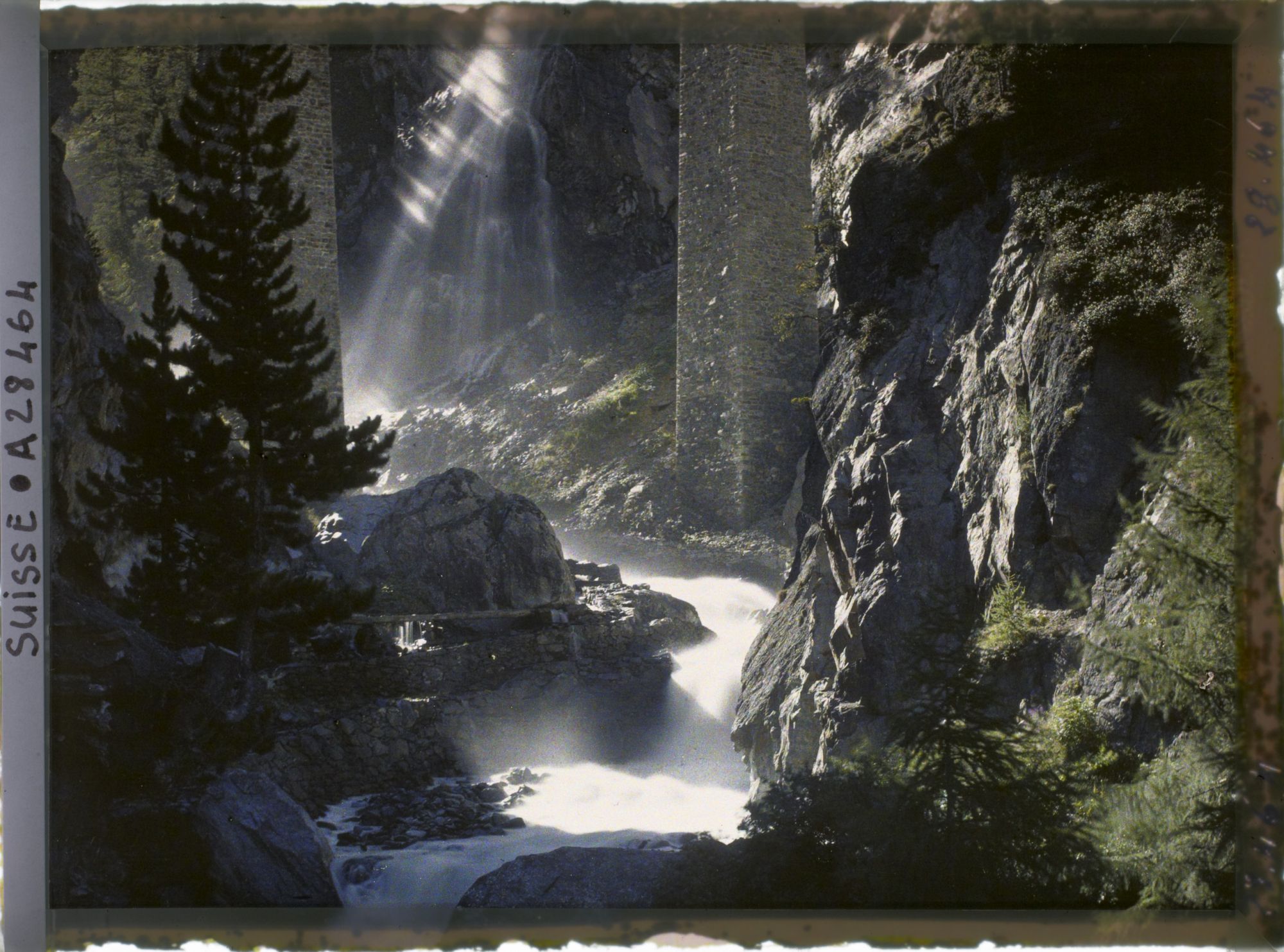 Image représentant Les gorges du Findelbach au pied du pont ferrovière de Findelen