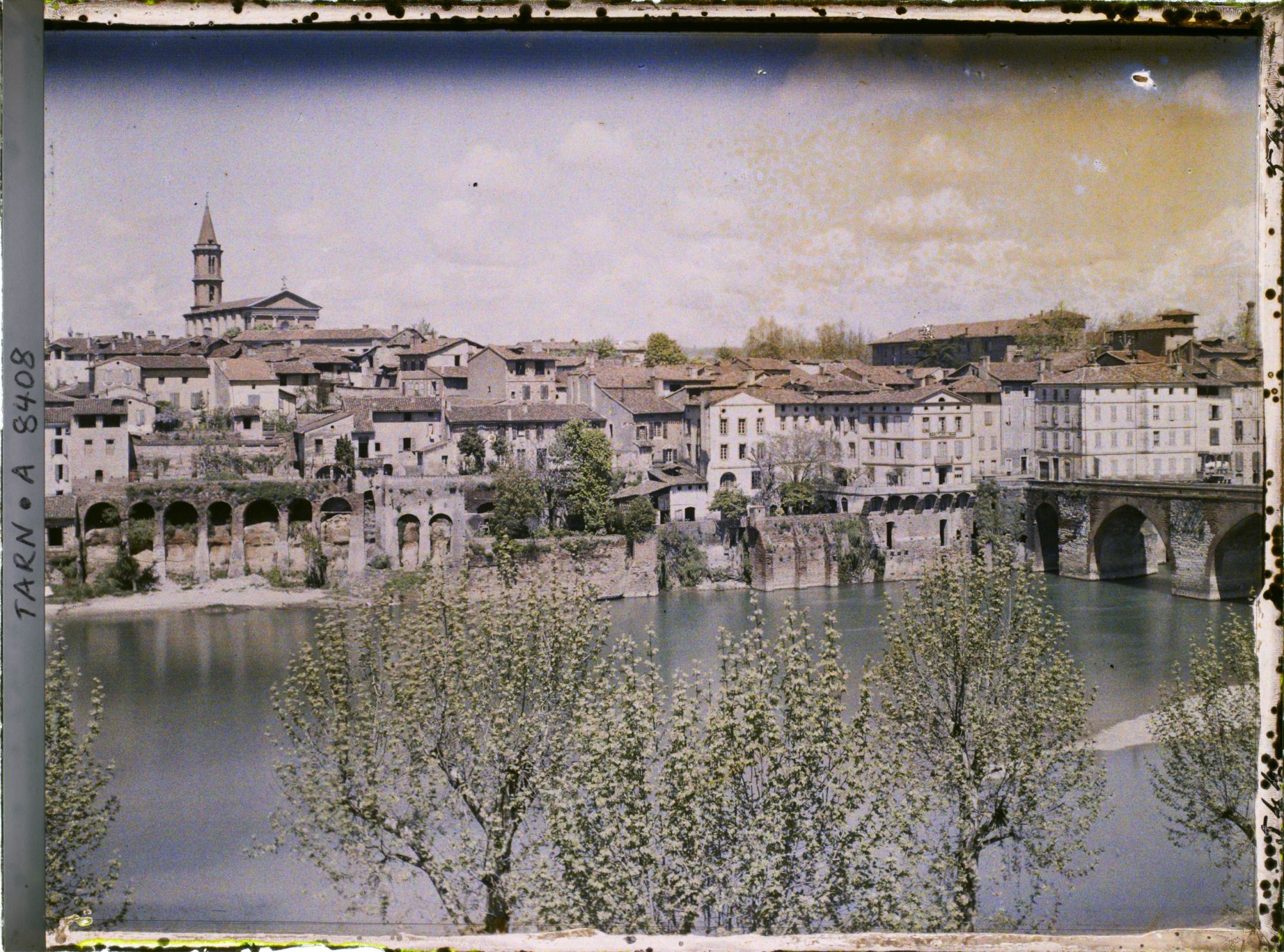 Image représentant La rive droite de la ville avec le pont vieux, vue prise depuis le quai Choiseul
