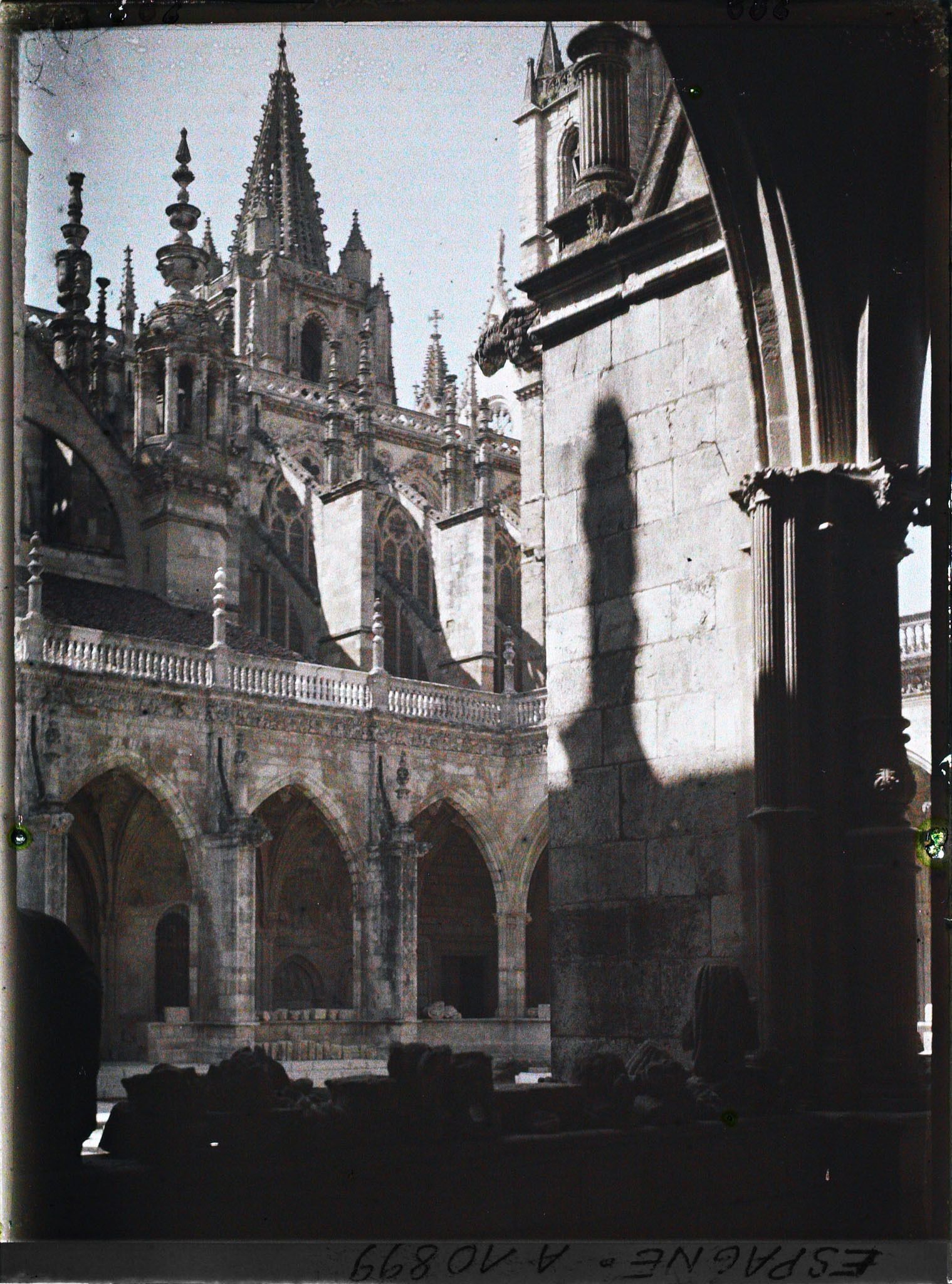 Image représentant Espagne, Léon, Vue prise du cloître de la Cathédrale s/ la face Nord et la plus grande des deux Tours