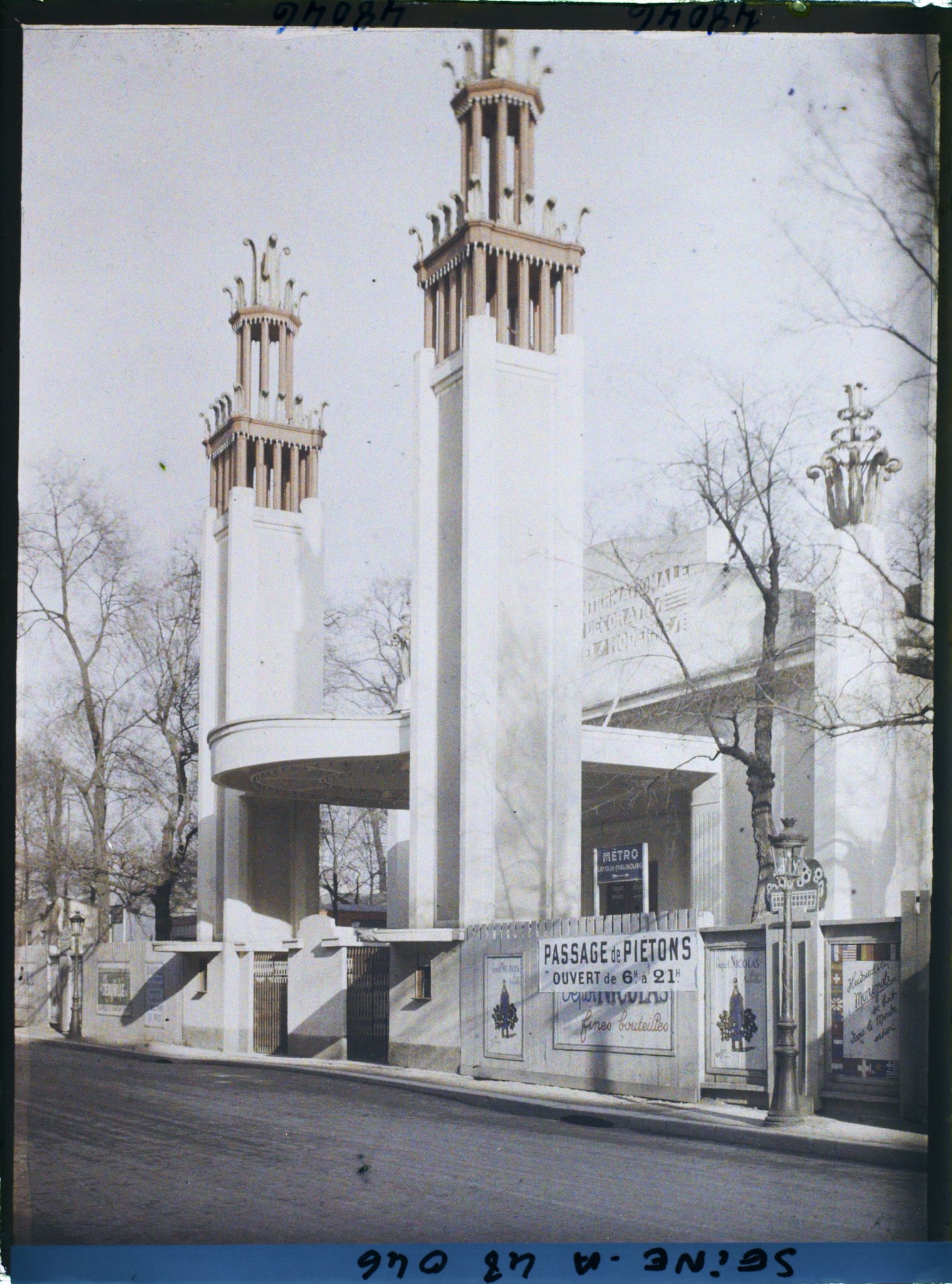 Image représentant L'Exposition des arts décoratifs, la porte Université-Fabert