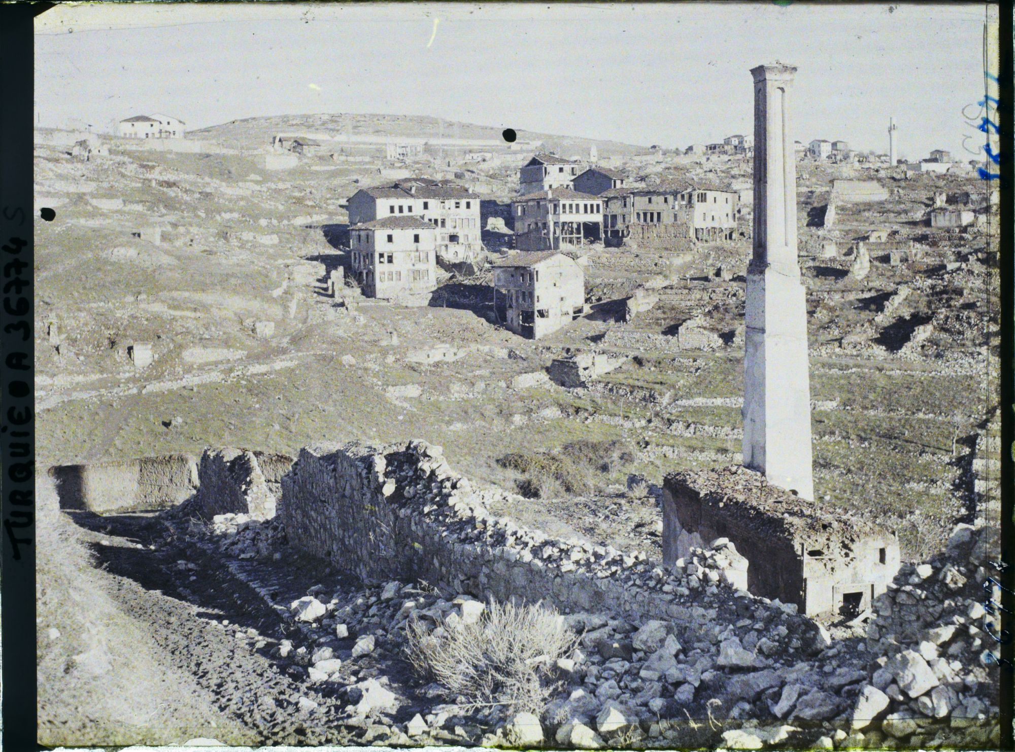 Image représentant Turquie, Biledjik, Ruines et groupe de maisons respectées