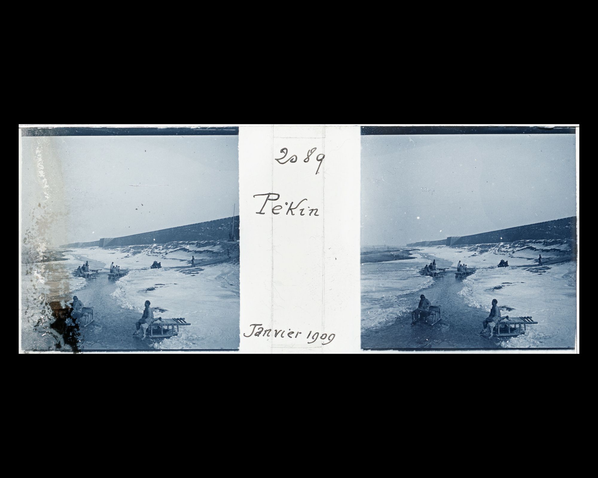 Image représentant Des traîneaux (binchuang) sur les douves gelées de l'enceinte de la ville chinoise, près de Dongbianmen ("porte Commode de l'Est")