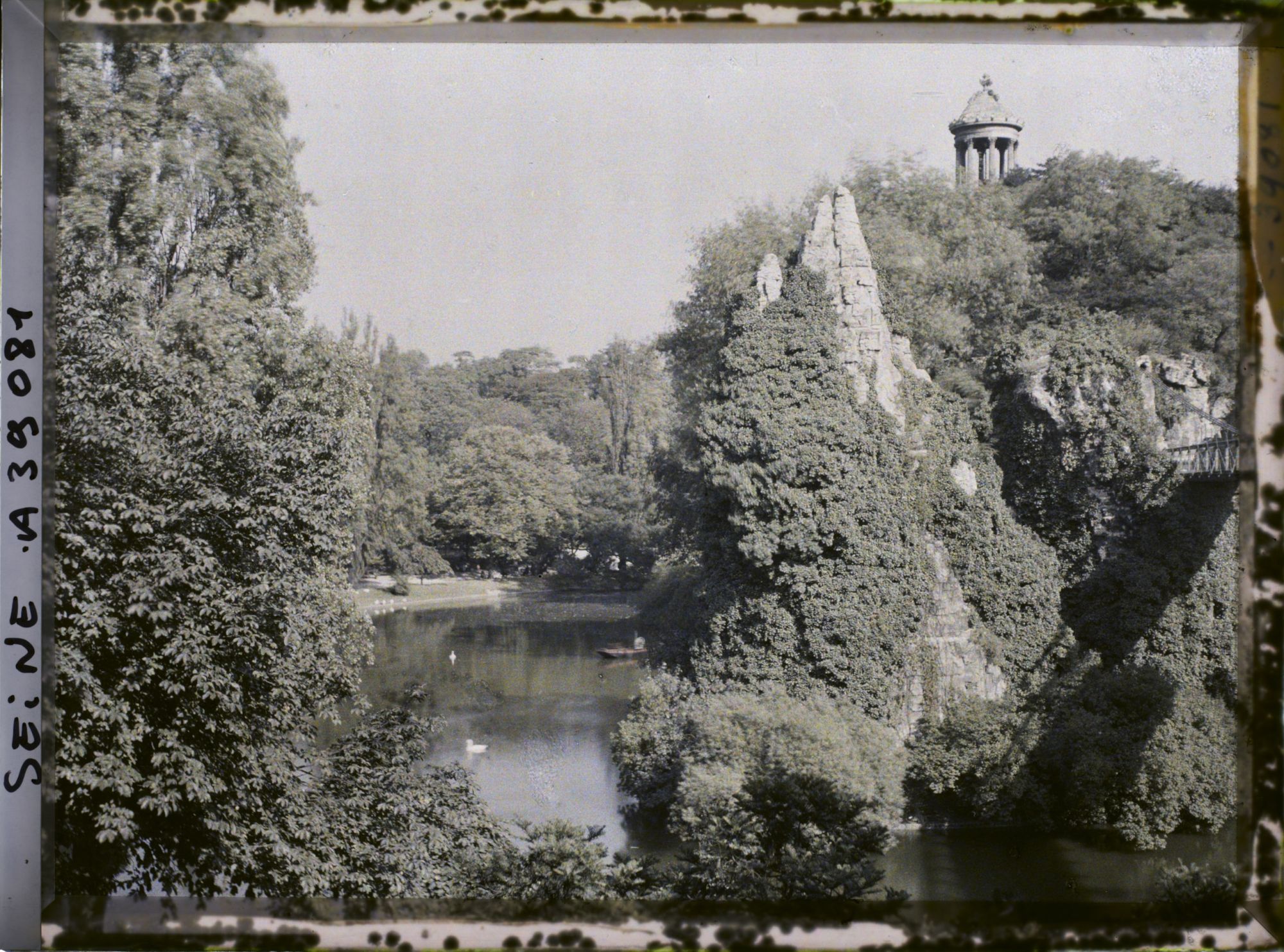 Image représentant Les Buttes-Chaumont, le lac et le belvédère (reproduction du temple de Vesta dit "de la sibylle" à Rome)