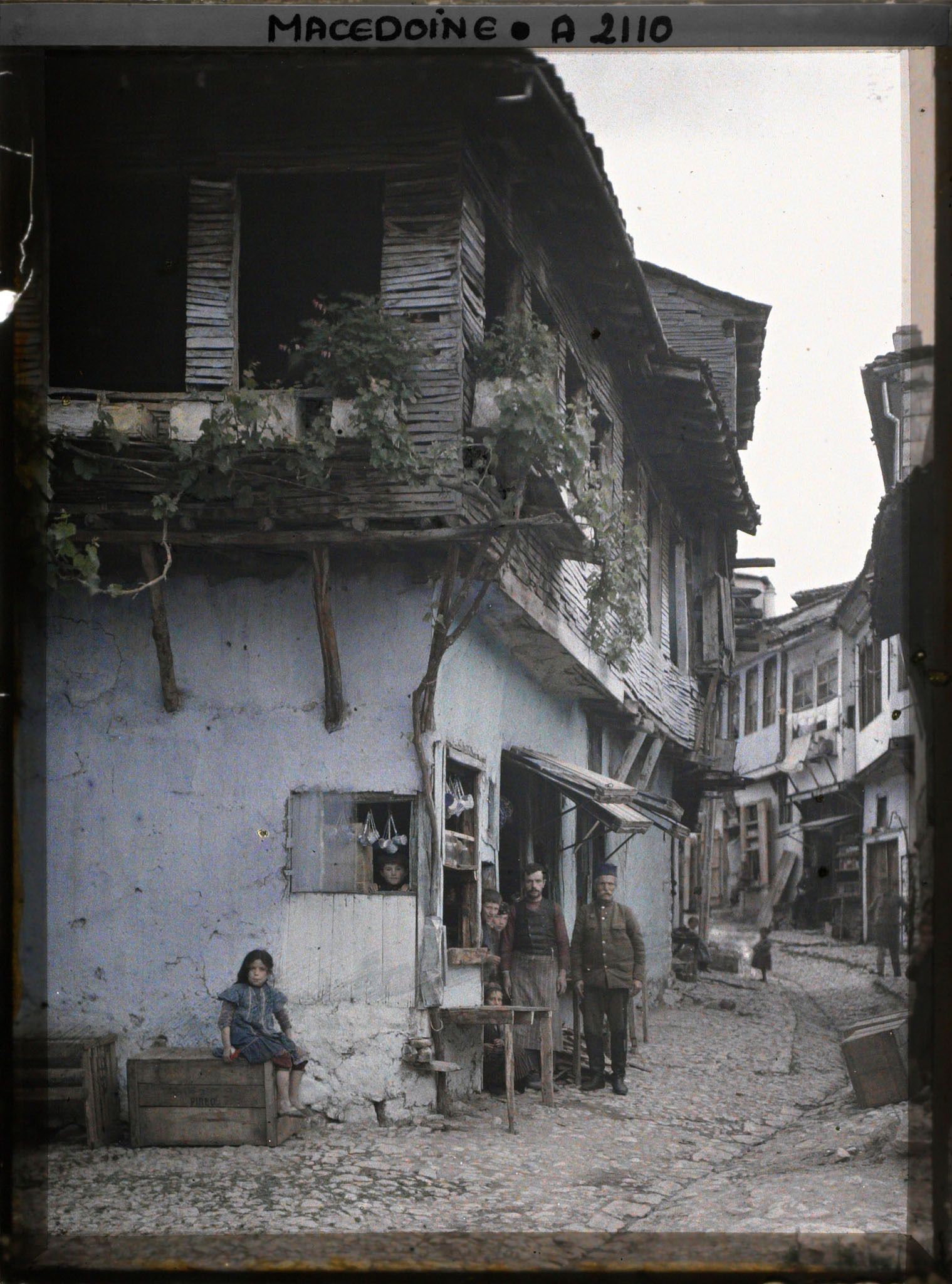 Image représentant Une maison de coin avec personnages, en face de Sainte Sophie