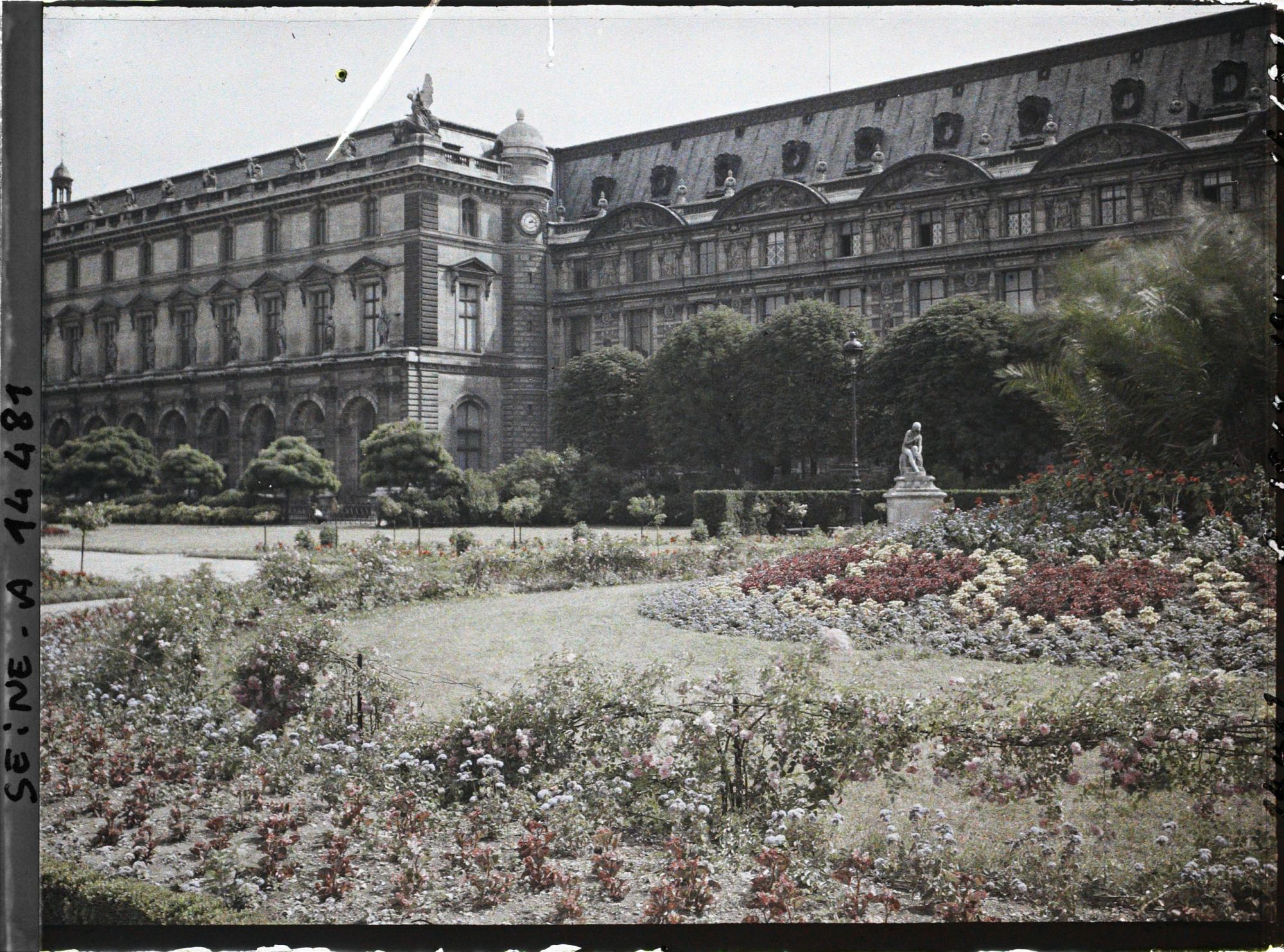 Image représentant Le Palais du Louvre, les pavillons de Flore et Denon, depuis le jardin des Tuileries