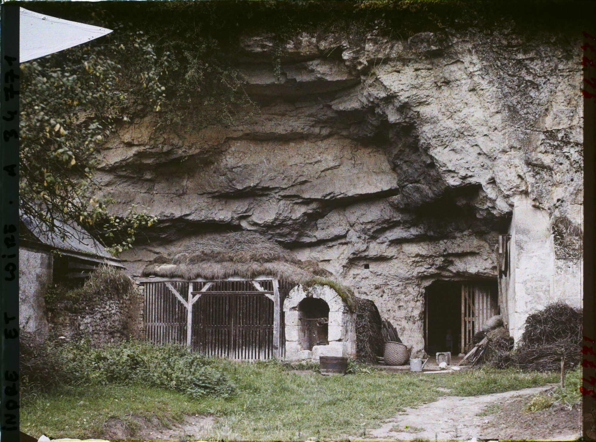 Image représentant Cave dans une rocher avec puits d'entrée