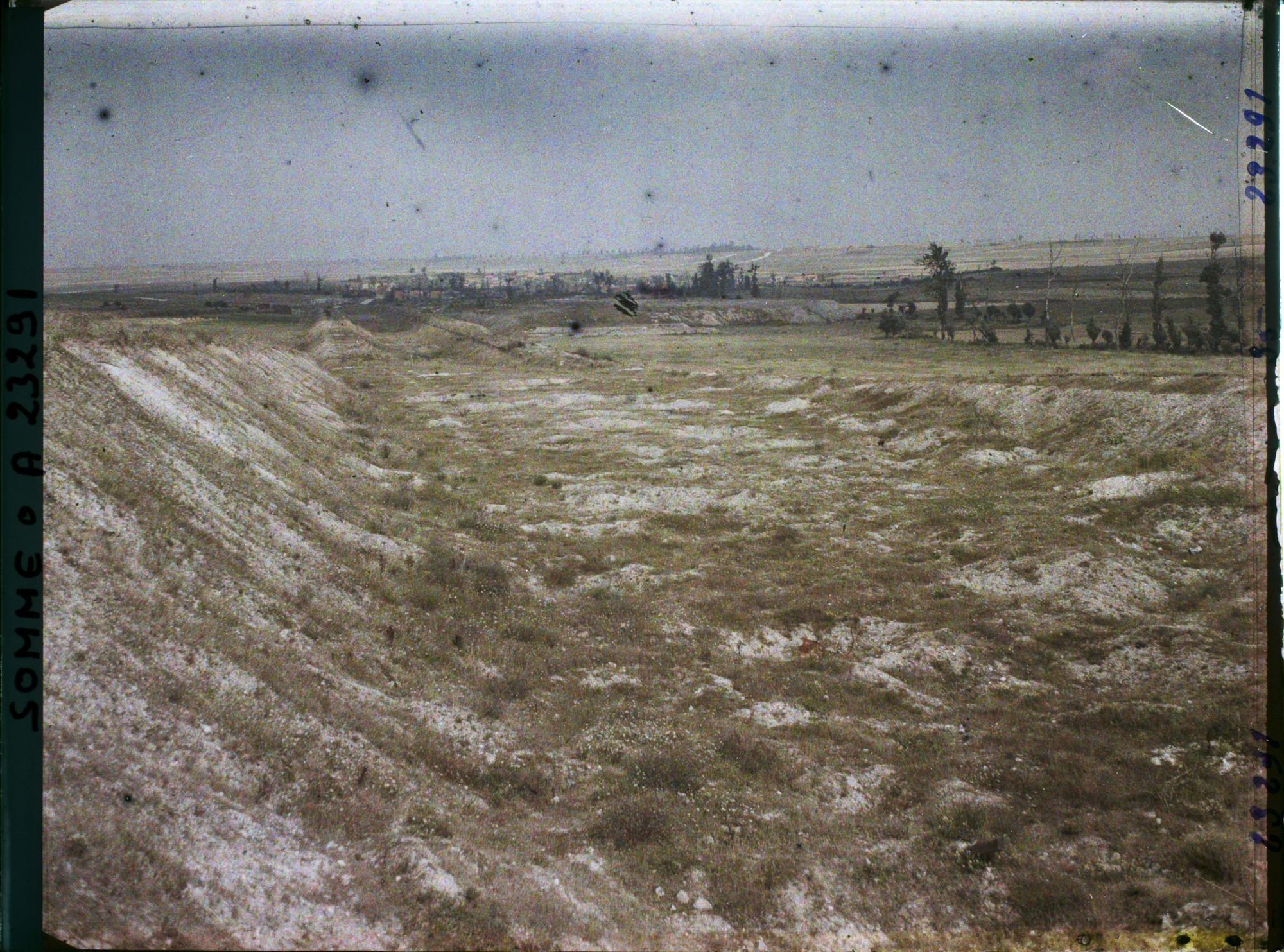 Image représentant France, Feuillaucourt, Le lit du Canal du Nord vers le Village d'Allaines