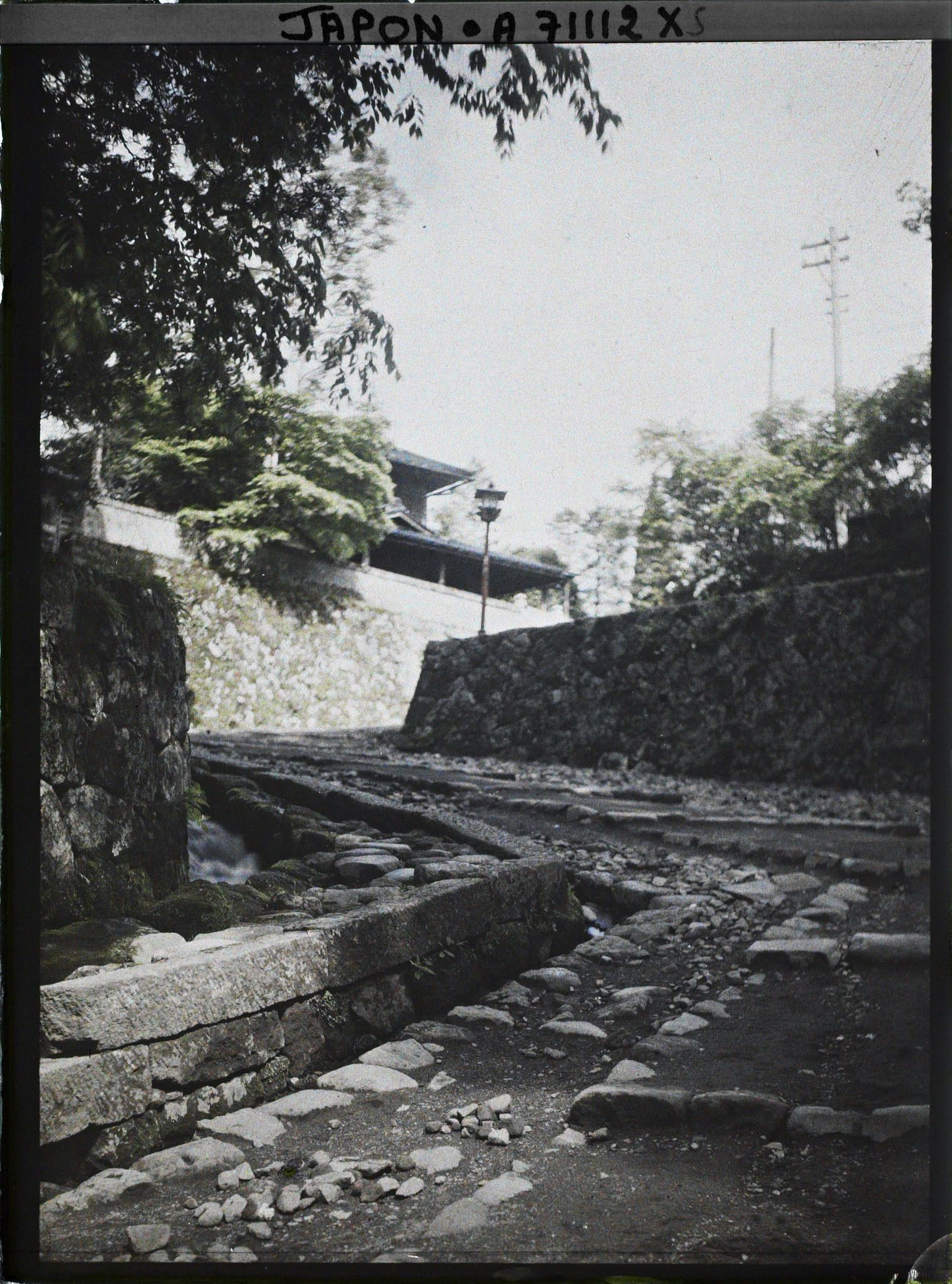 Image représentant Une rue en pente dans un quartier résidentiel