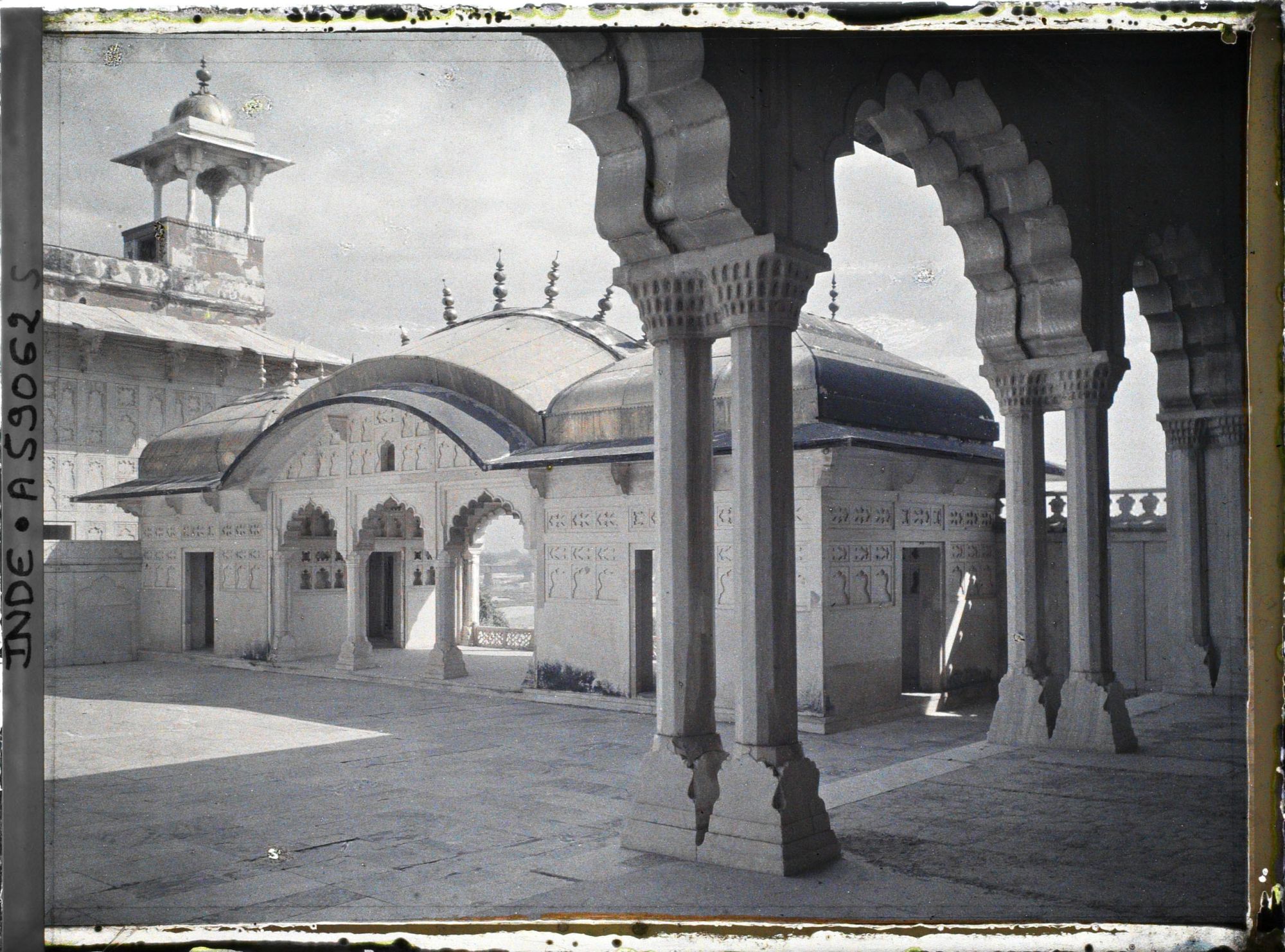 Image représentant Un pavillon en marbre du palais privé (Khas Mahal) de Shah Jahan dans le fort Rouge (Lal Qila)