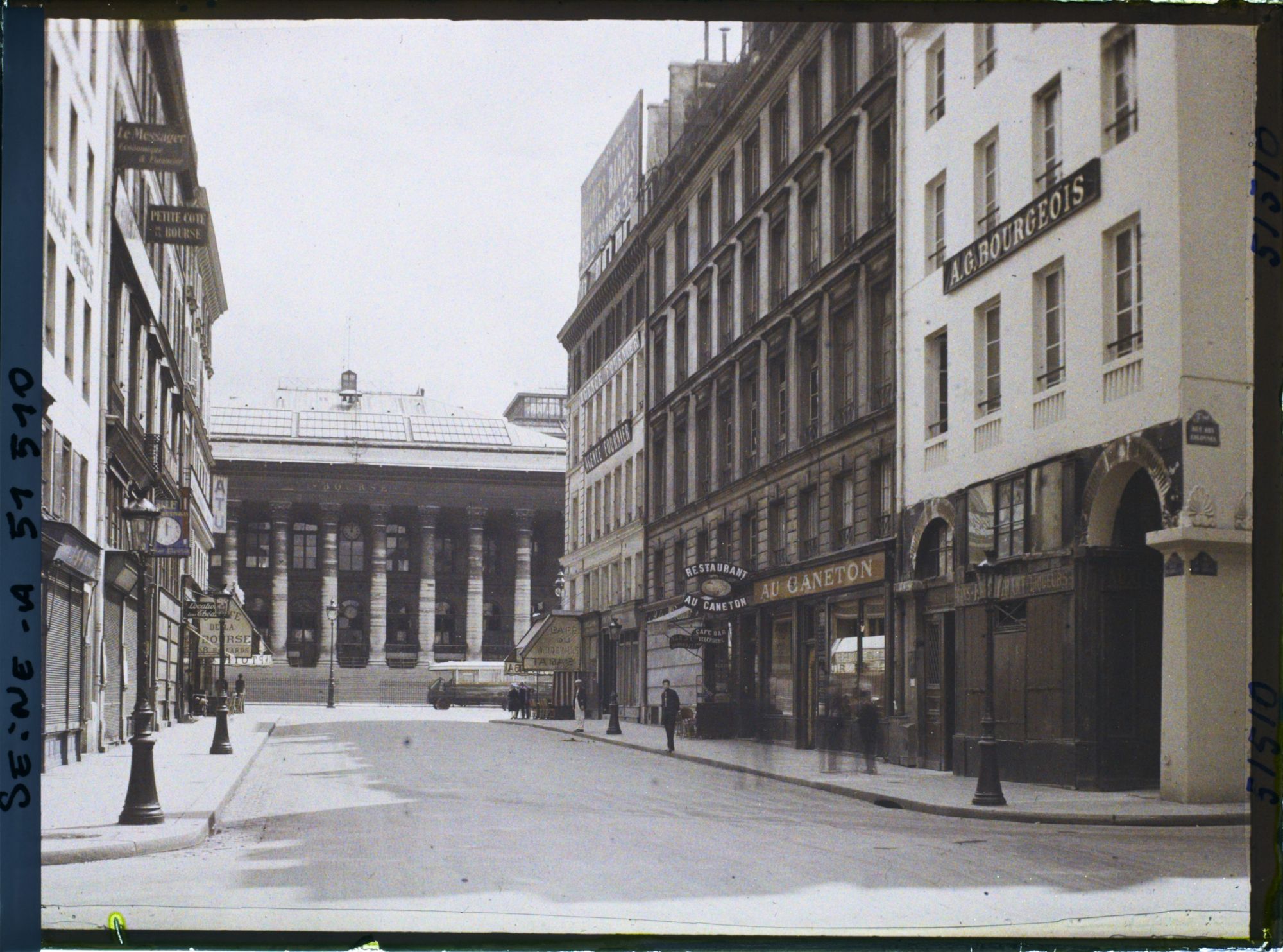 Image représentant La rue de la Bourse et la Bourse de Paris (palais Brongniart) depuis la rue des Colonnes