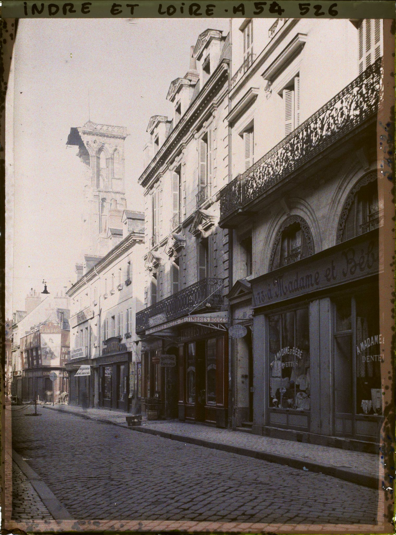 Image représentant La tour Charlemagne après son effondrement partiel, vue de la rue des Halles