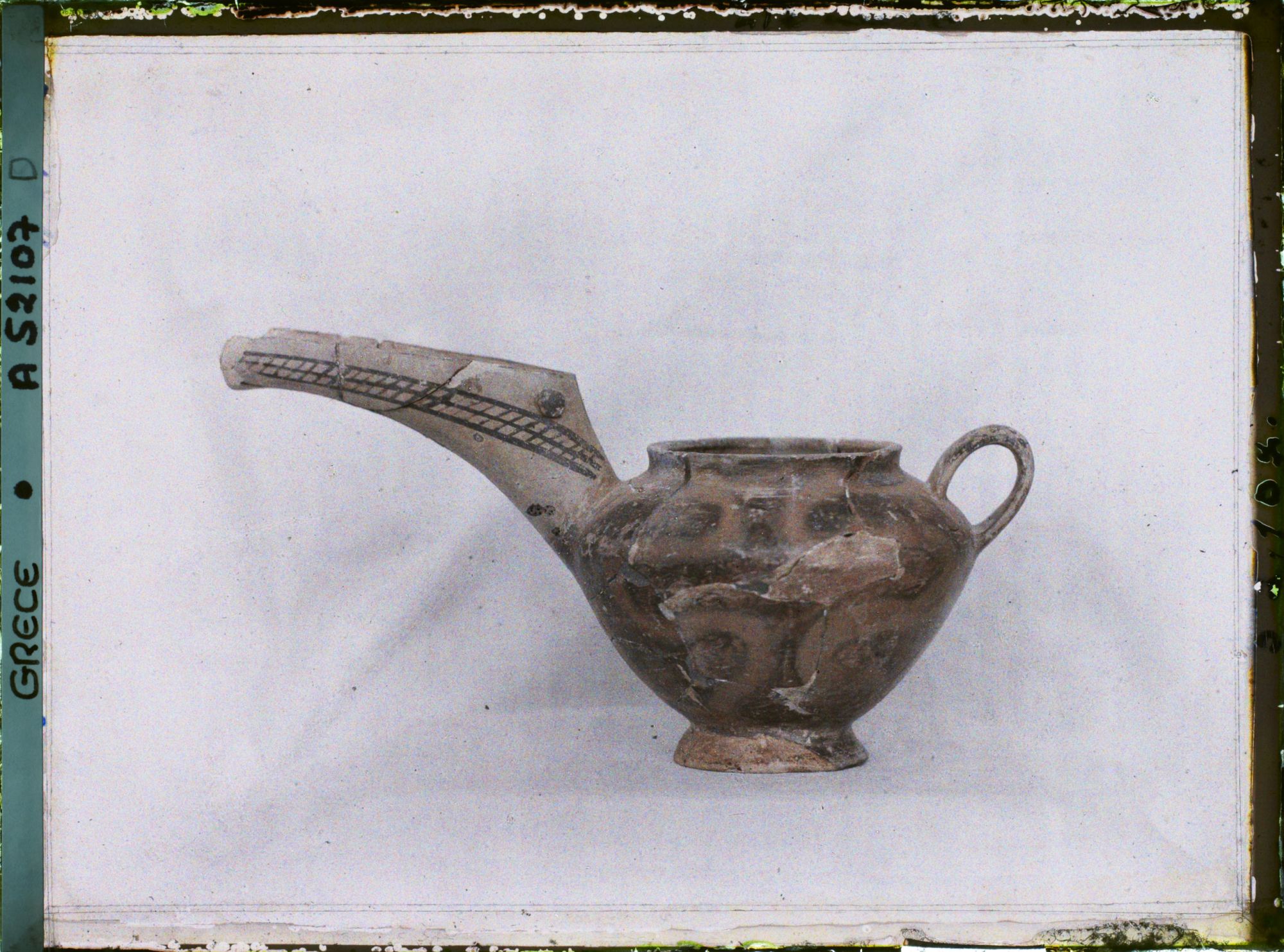Image représentant Musée archéologique - Vase flammé à long bec verseur provenant de Vassiliki