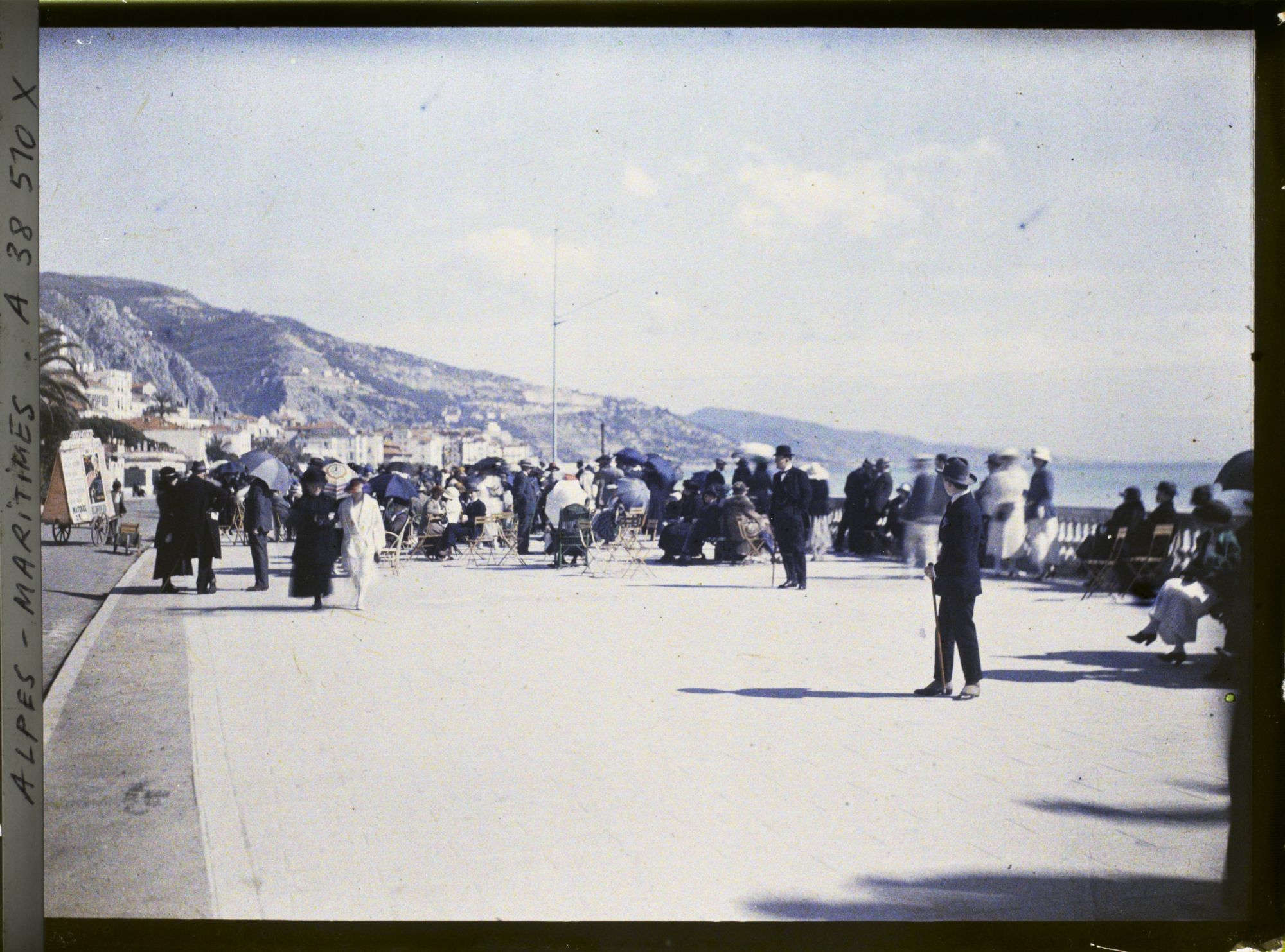 Image représentant La foule sur la promenade du Midi, en hiver