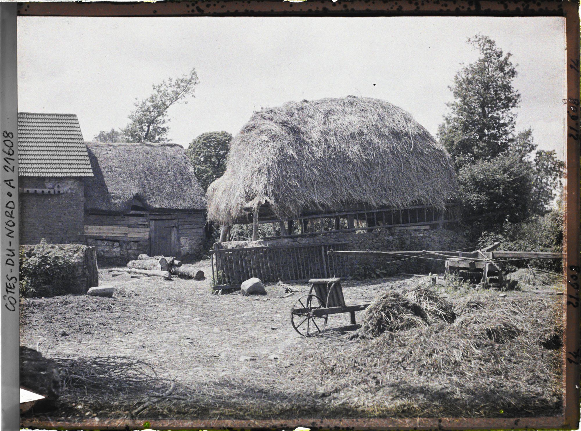 Image représentant La hangar d'une ferme couvert de paille
