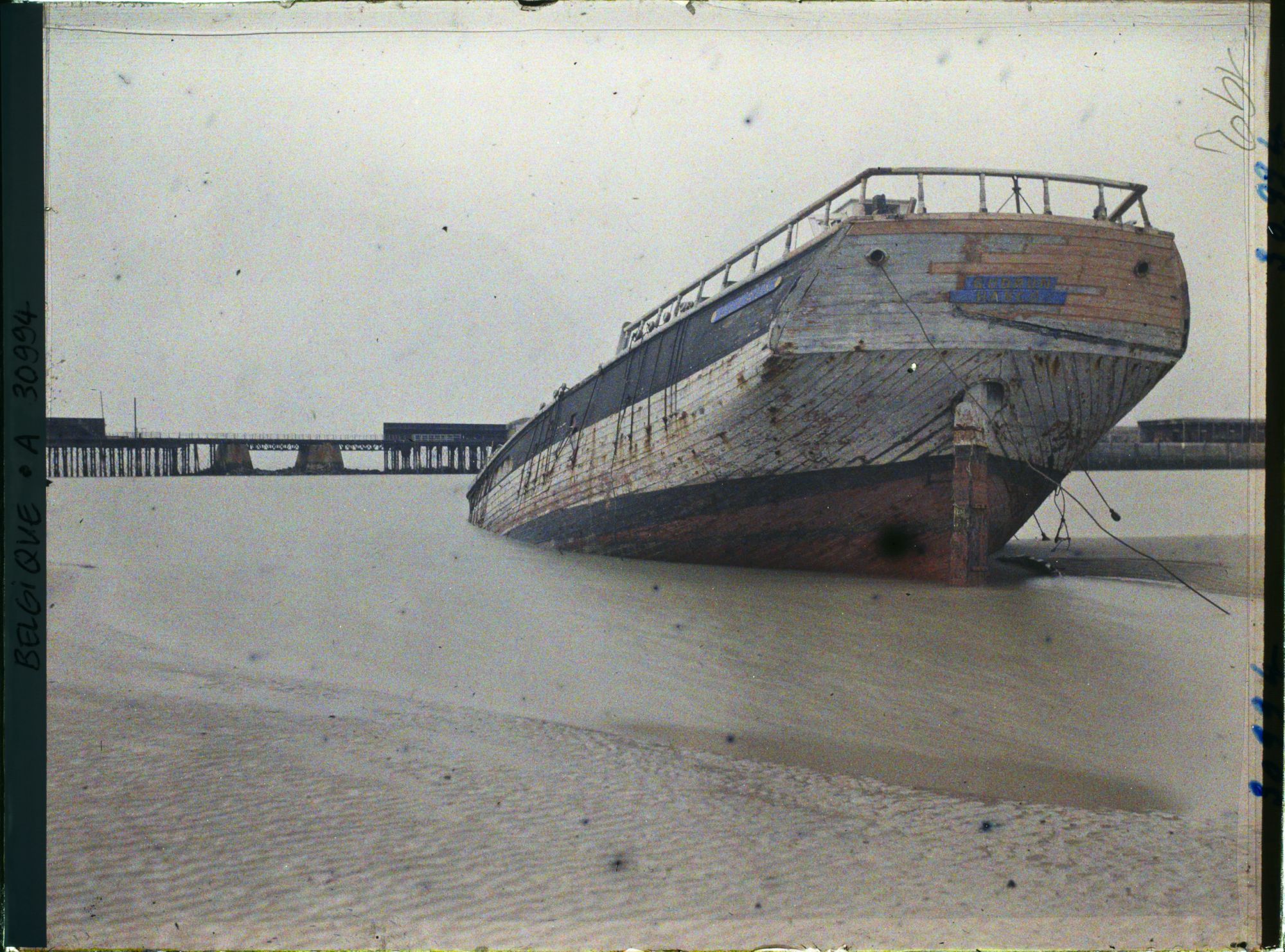 Image représentant Belgique, Zeebrugge, Epave et , dans le fond, môle sauté par un sous marin Anglais