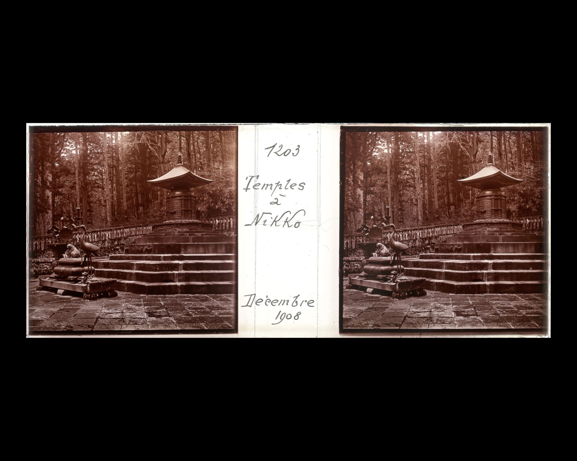 Image représentant l'Oku-no-in, l'urne-reliquaire du Shogun Tokugawa Ieyasu dans le sanctuaire Tôshôgû