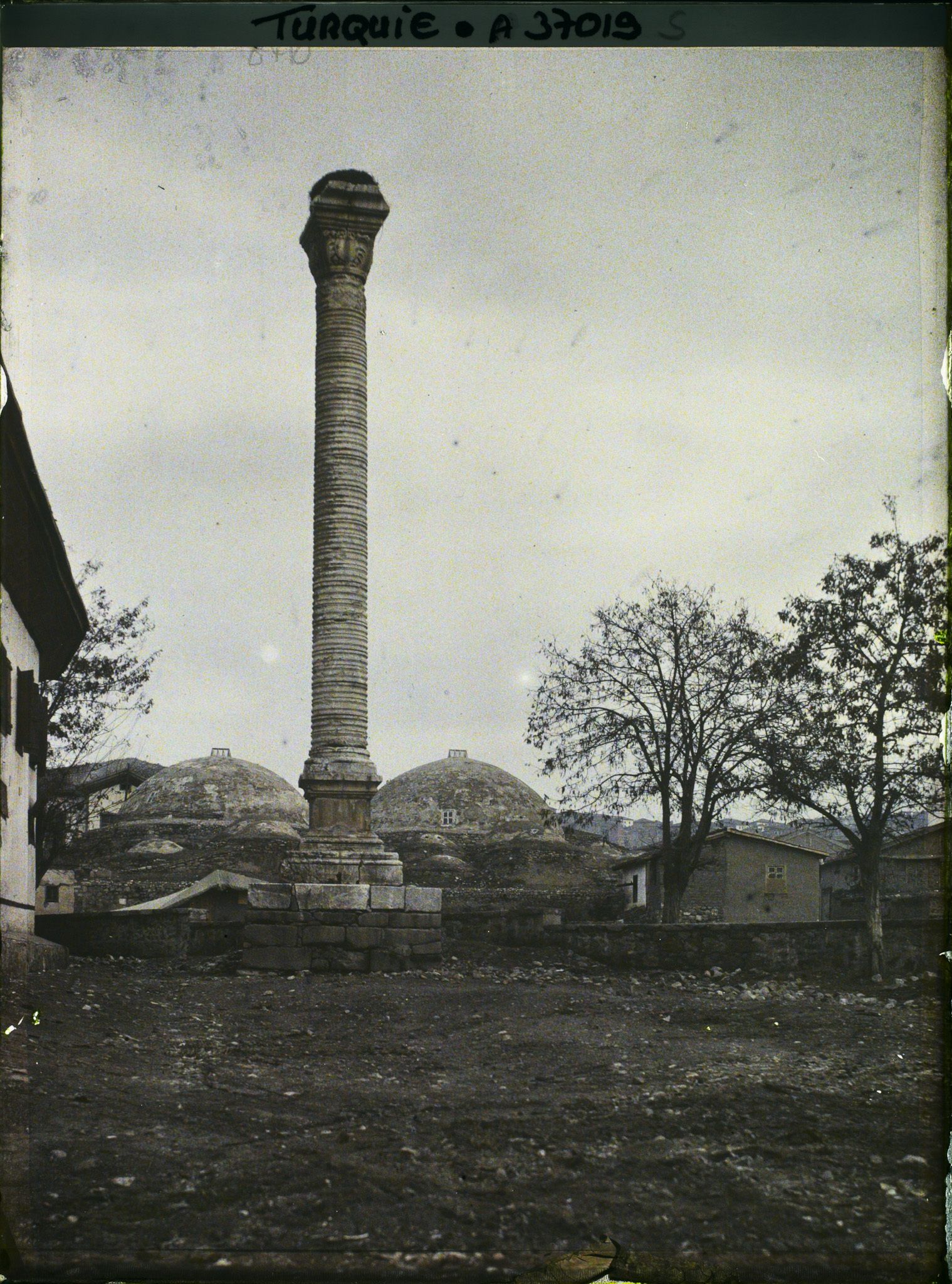 Image représentant Colonne de Julien et hammam en arrière-plan