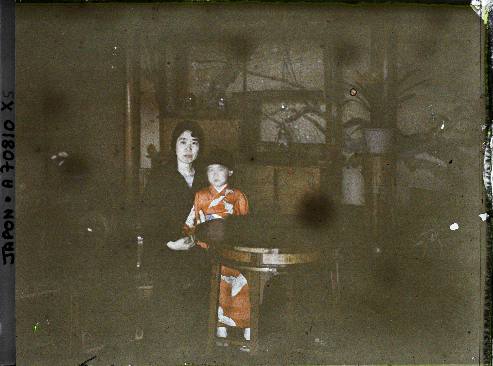 Image représentant Résidence de la famille Kitashirakawa (intérieur), la princesse Kitashirakawa (Fusako) et la plus jeune de ses trois filles, prénommée Taeko