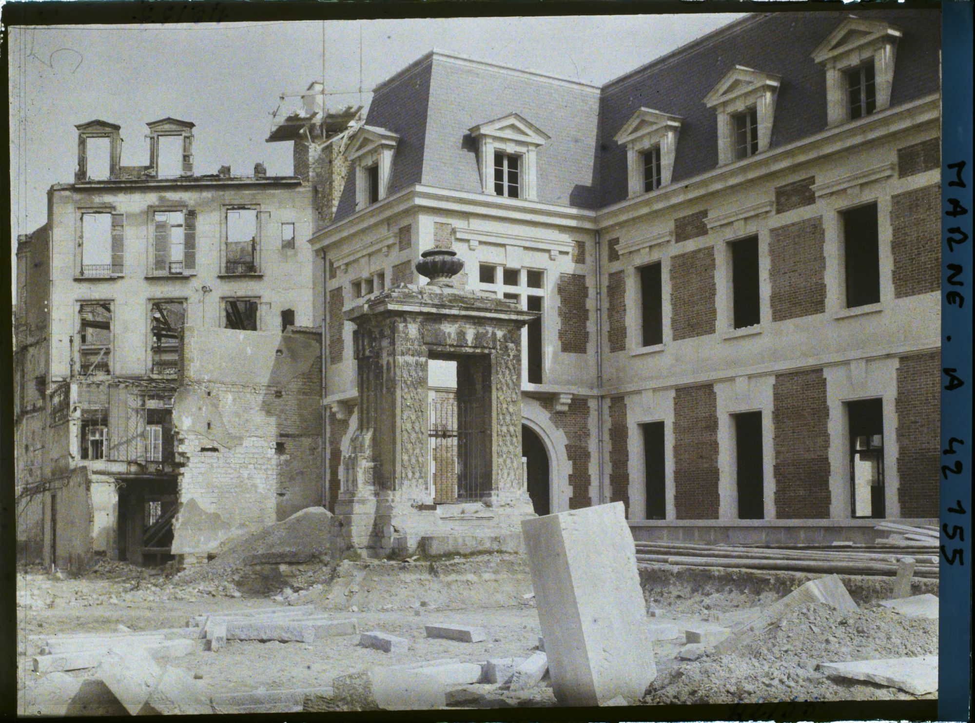 Image représentant France, Reims, Vieille fontaine et constructions nouvelles