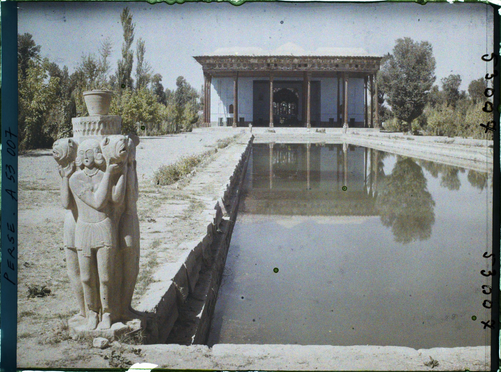 Image représentant Le Chehel Sotoun (pavillon des quarante colonnes) (1647), côté bassin