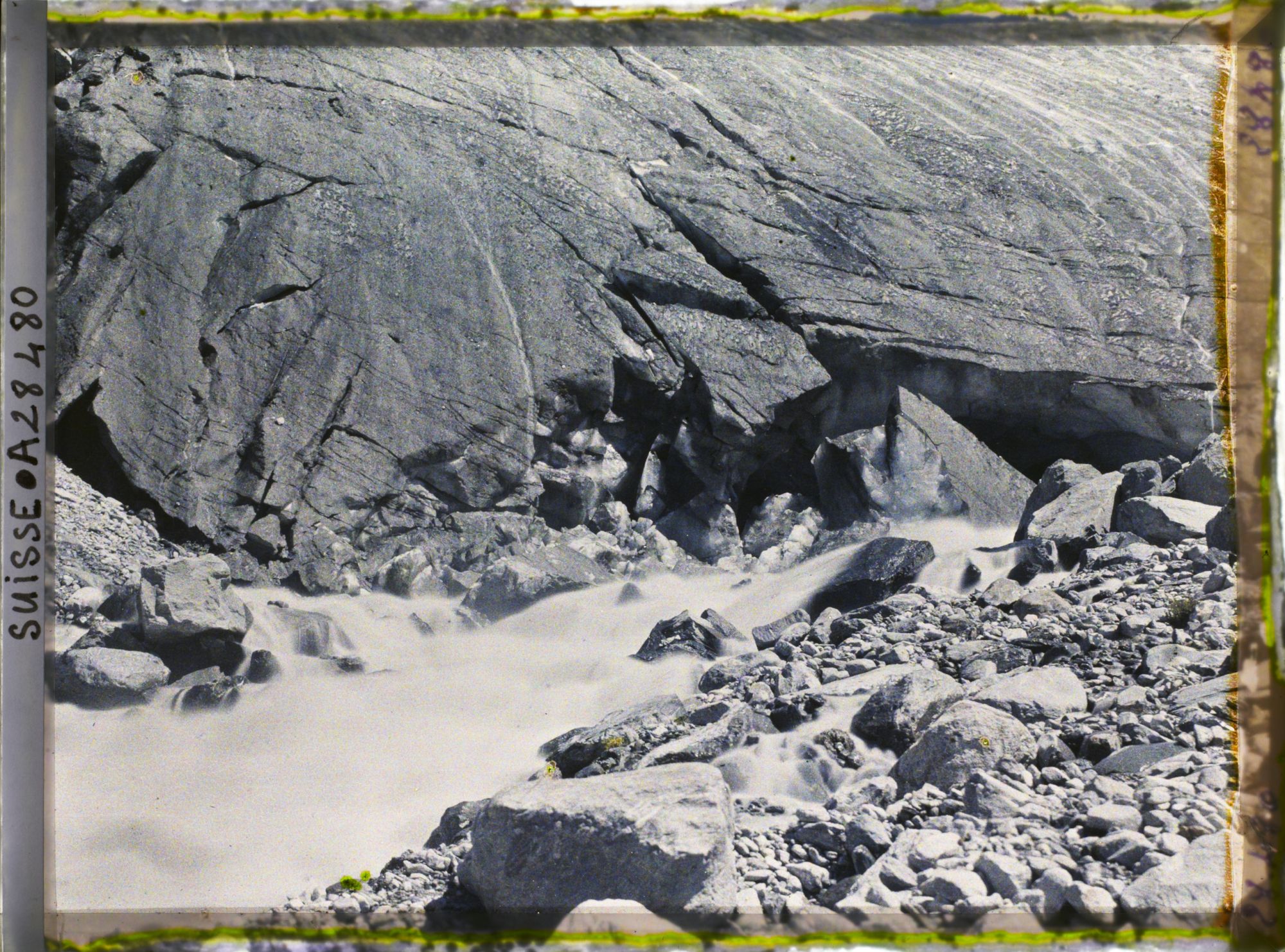 Image représentant Le Findelbach à sa sortie du glacier de Findel