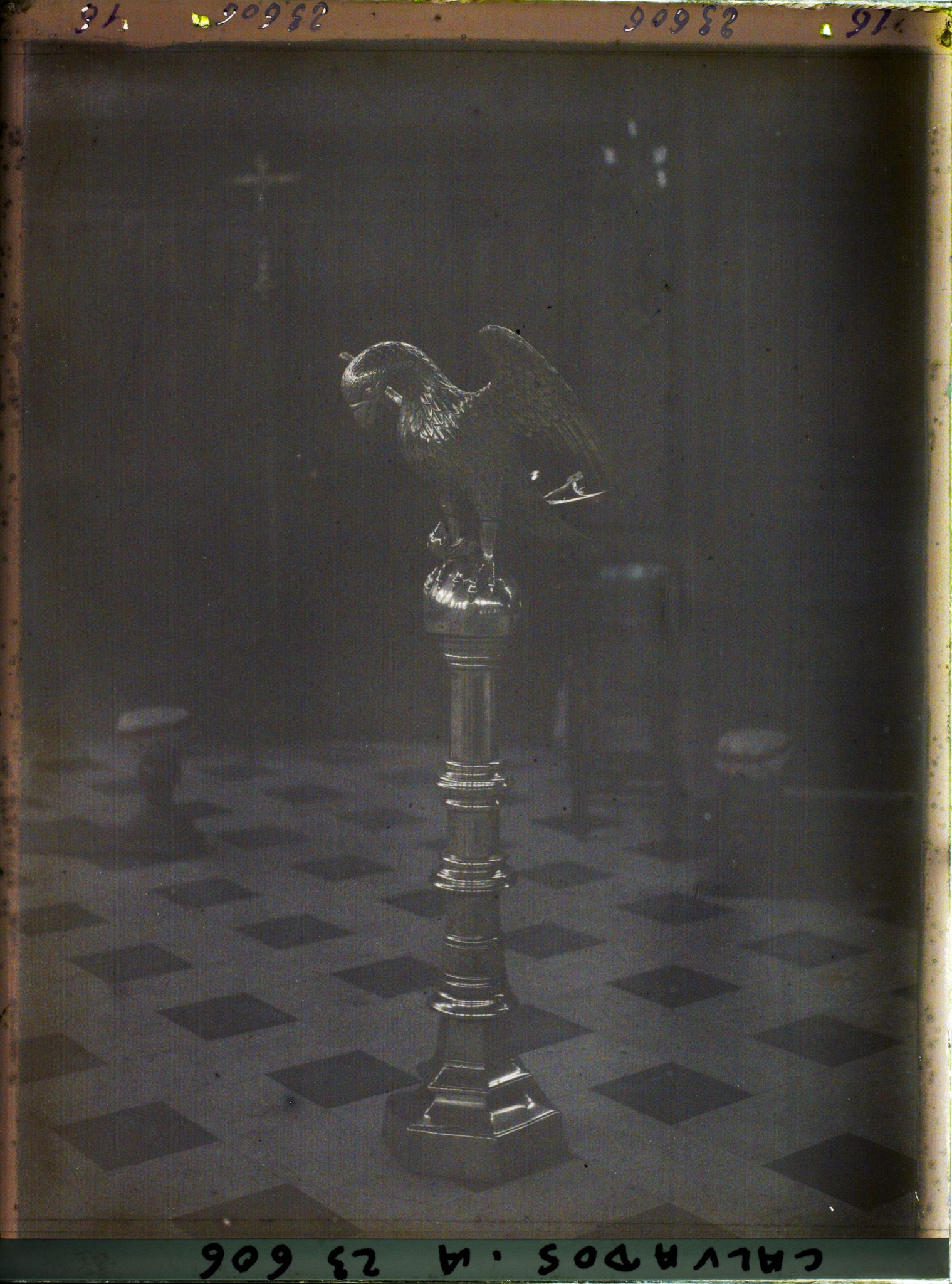 Image représentant Intérieur de l'église Sainte-Catherine, le lutrin du XVe siècle vu en entier