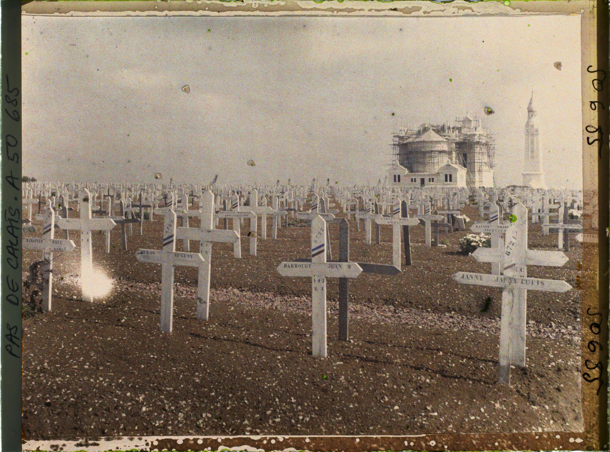 Image représentant France, N.D de Lorette, Le Cimetière, Abside Chapelle et Mt aux Morts