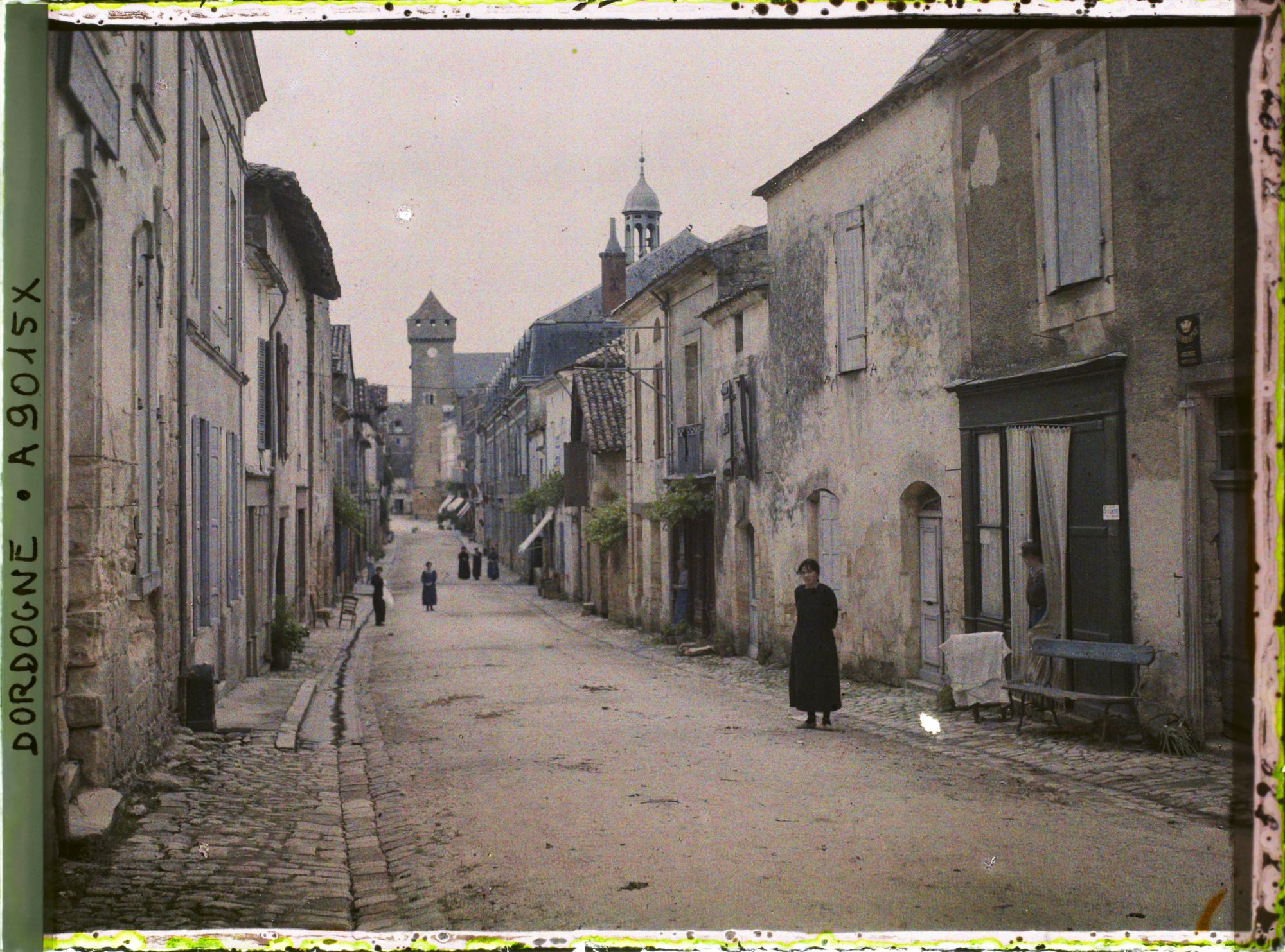 Image représentant Périgord, Beaumont, Bastide du 13e rue principale avec l'église au fond