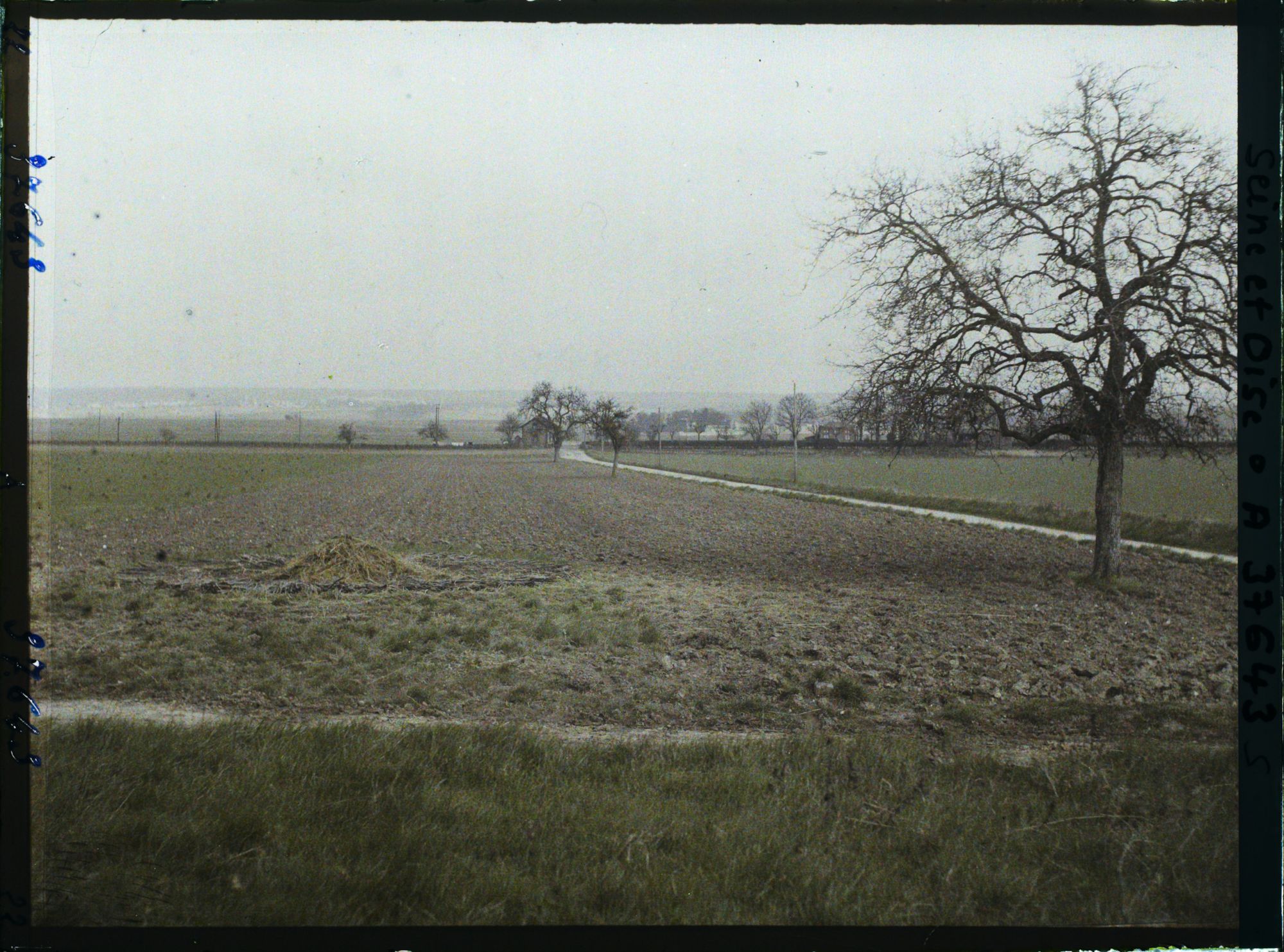 Image représentant France, Les Clayes, Les Champs vus des Clayes vers la Gare, vers le N-E