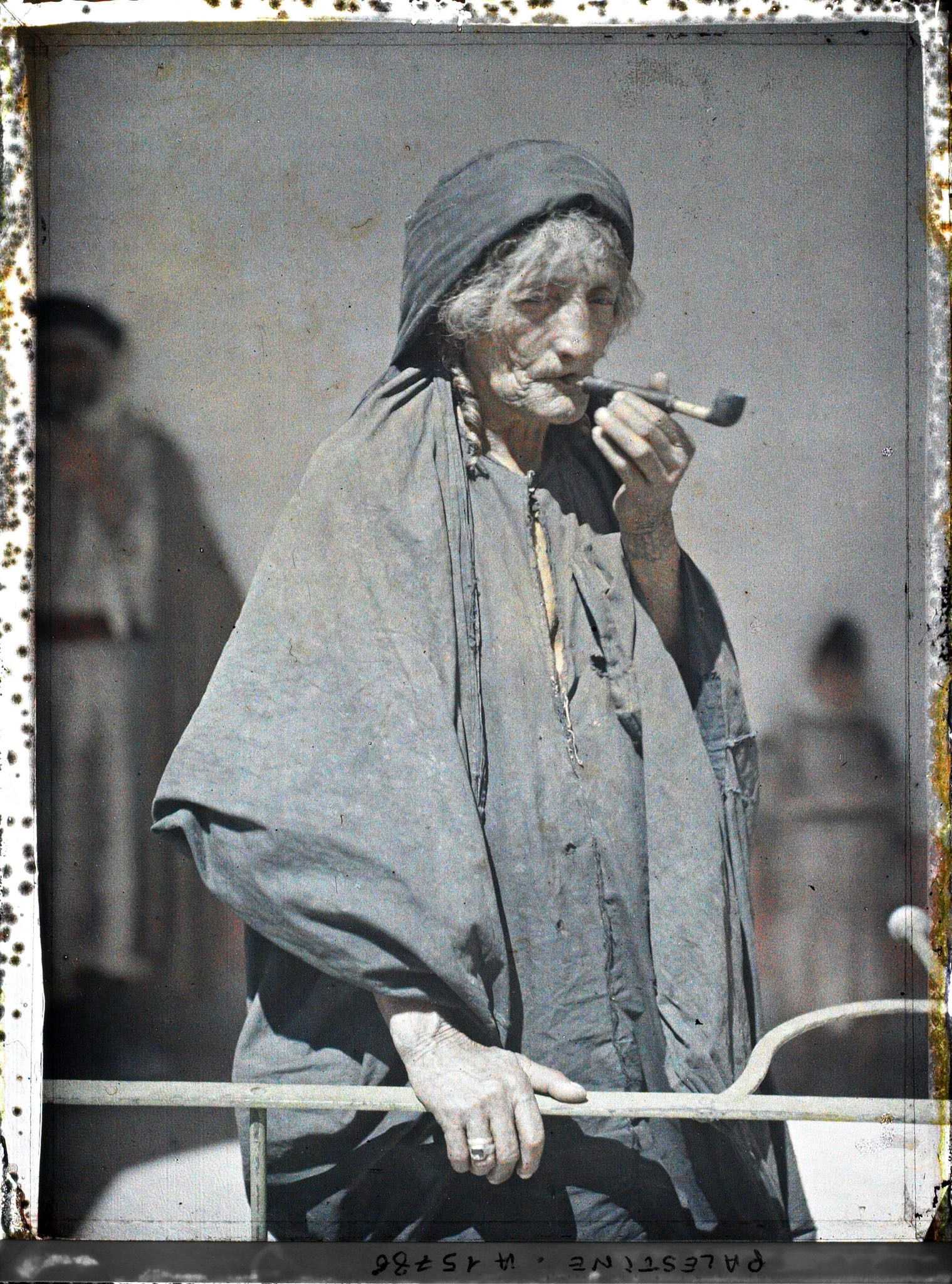 Image représentant Vieille femme d'As-Salt en train de fumer la pipe